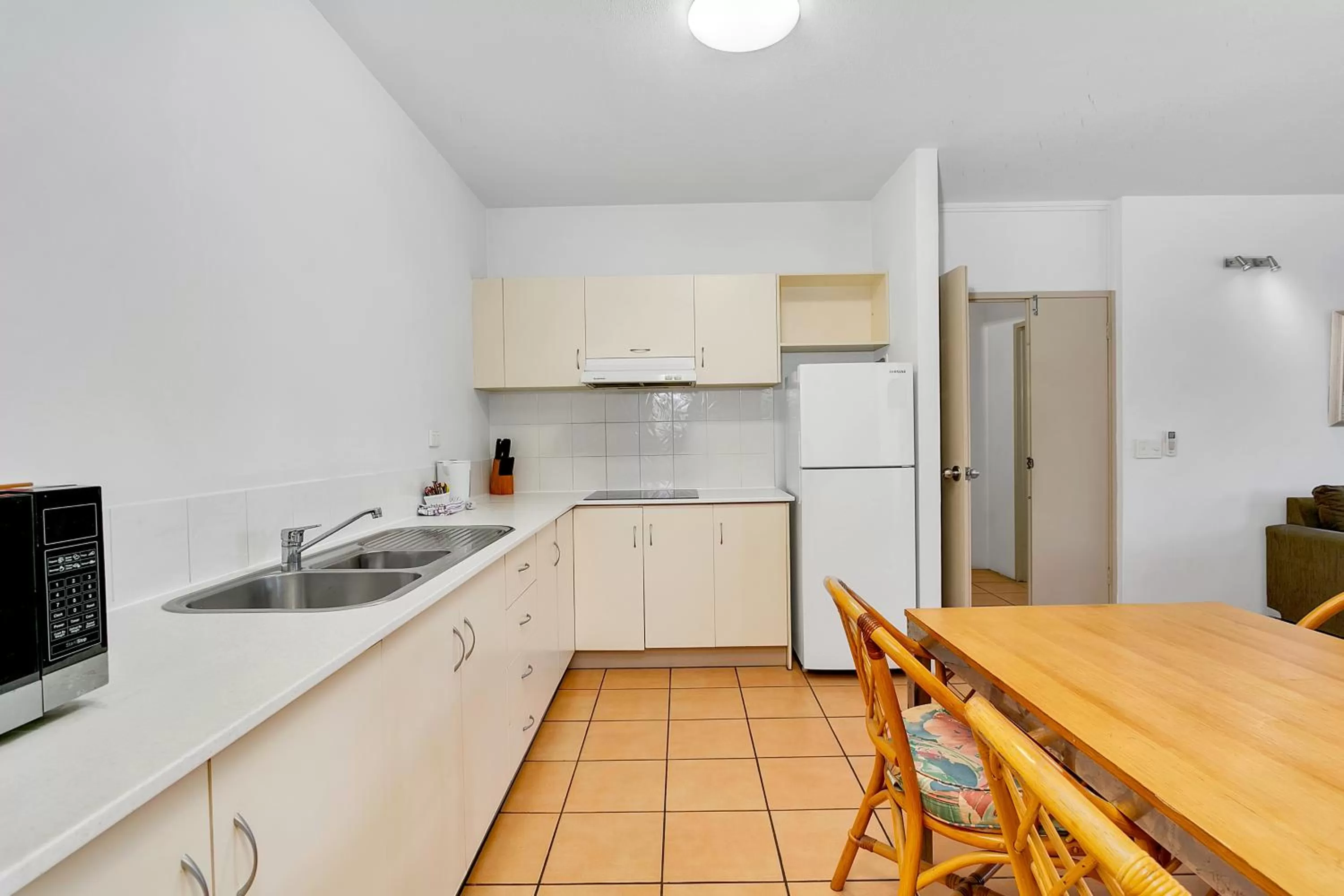 Kitchen or kitchenette in Cairns Reef Apartments & Motel