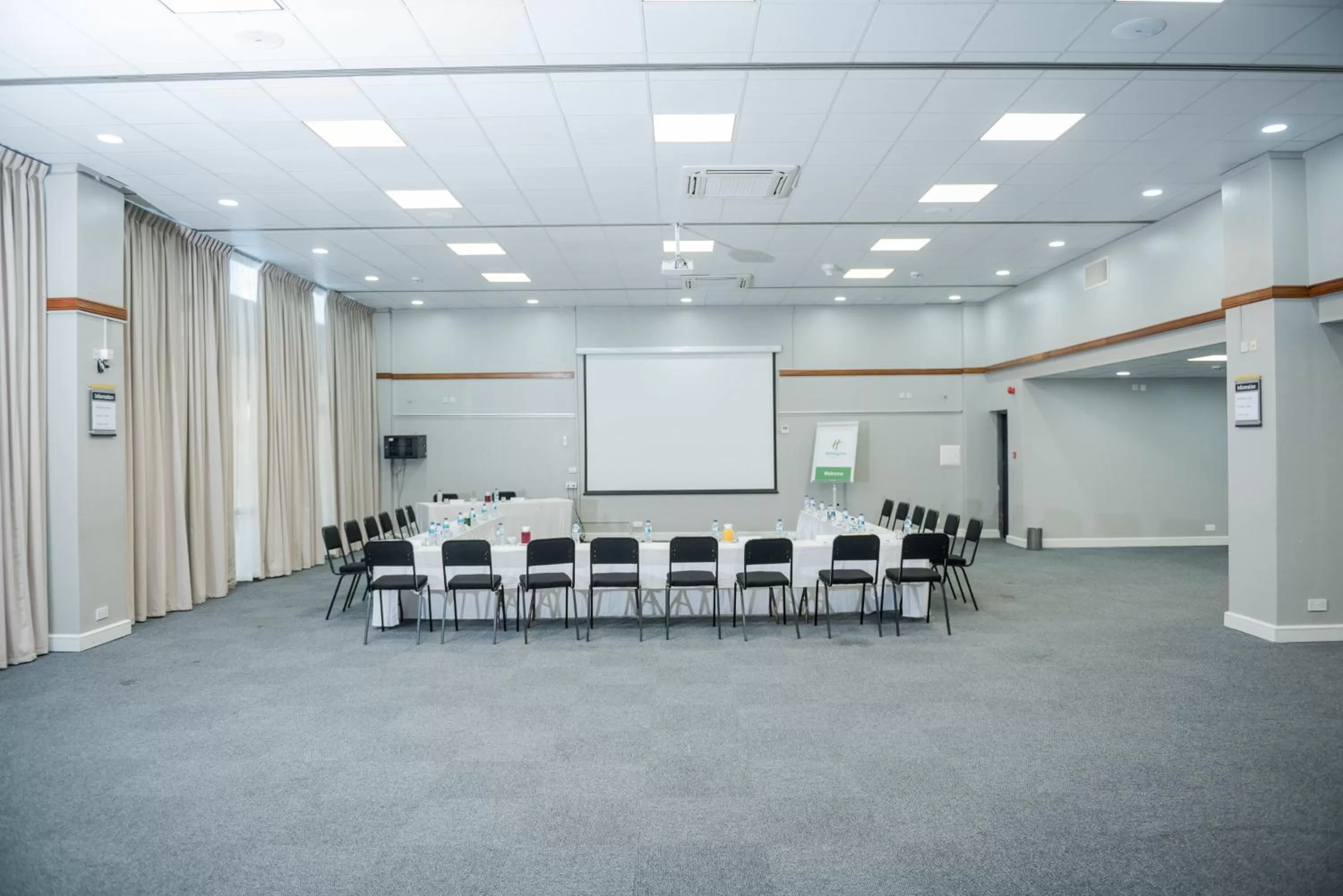 Meeting/conference room in Holiday Inn - Mutare by IHG