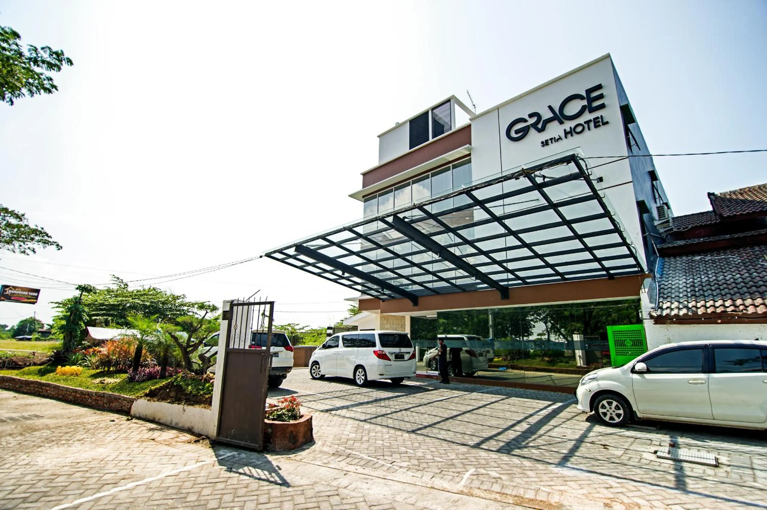 Facade/entrance in Grace Setia Hotel