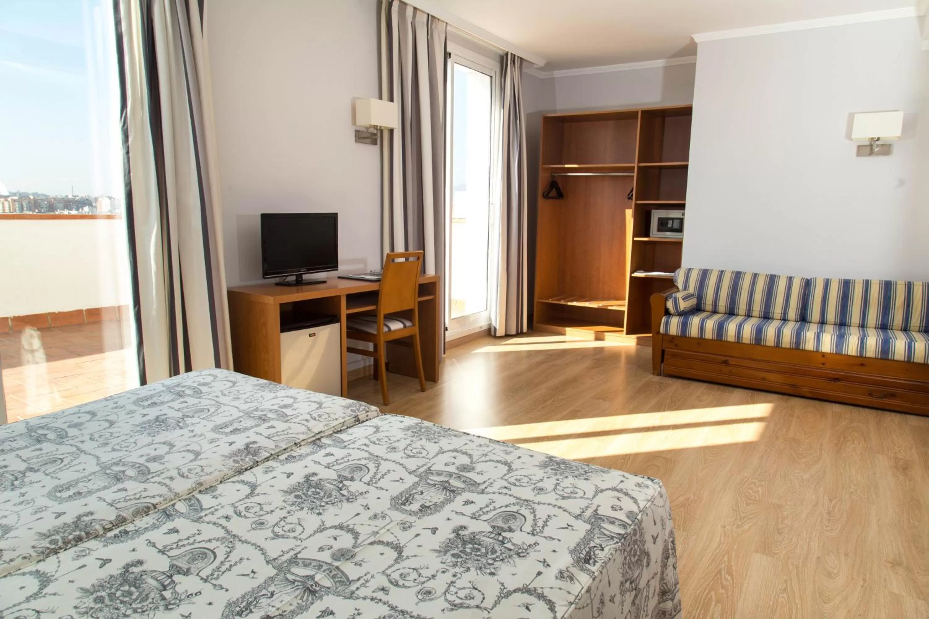 Photo of the whole room, Bed in Ramblas Hotel