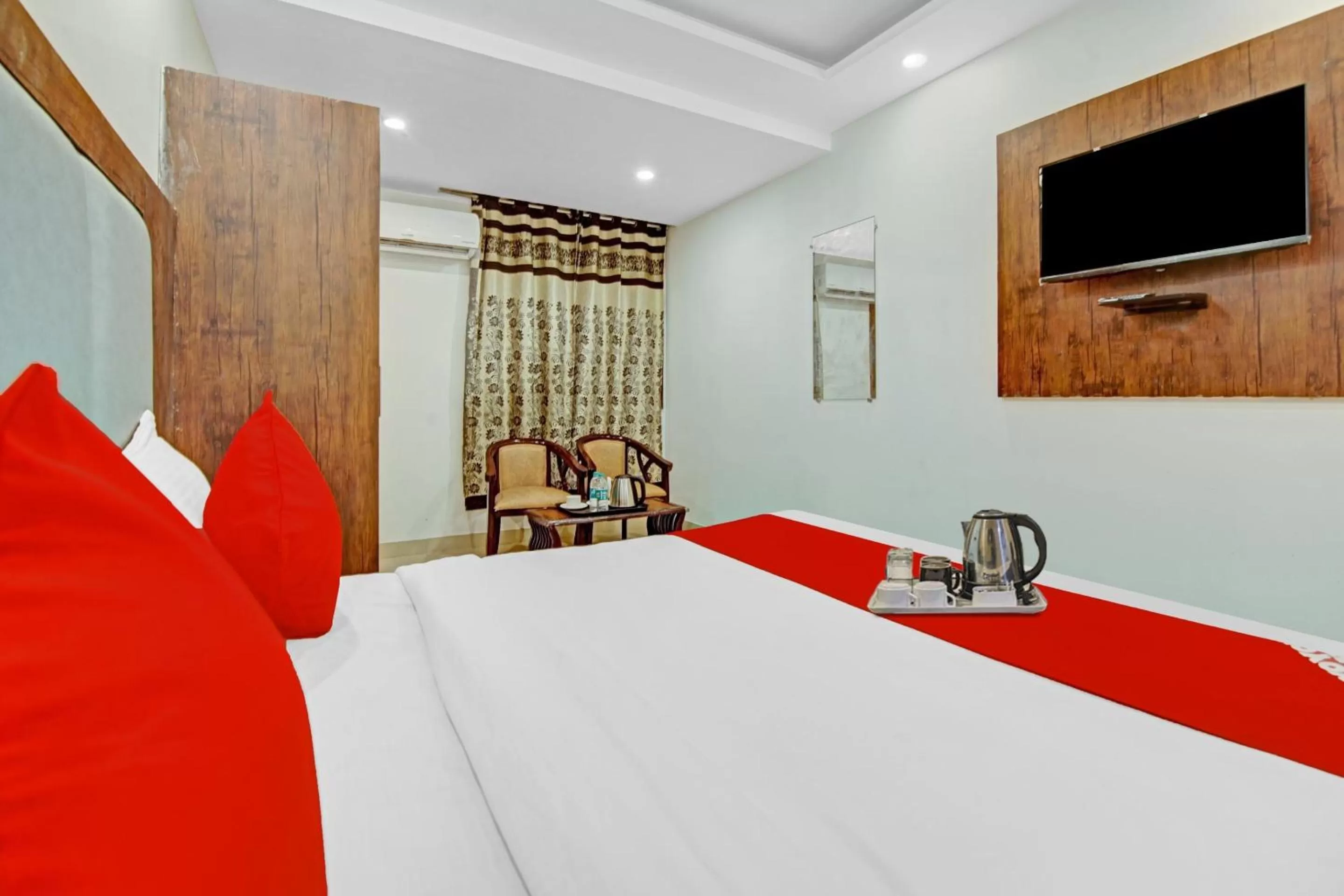 Bedroom in Super OYO Flagship Hotel Tez Plaza