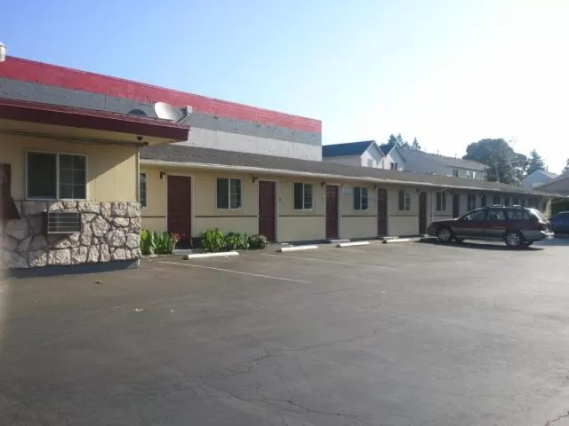 Facade/entrance in Aaron Motel