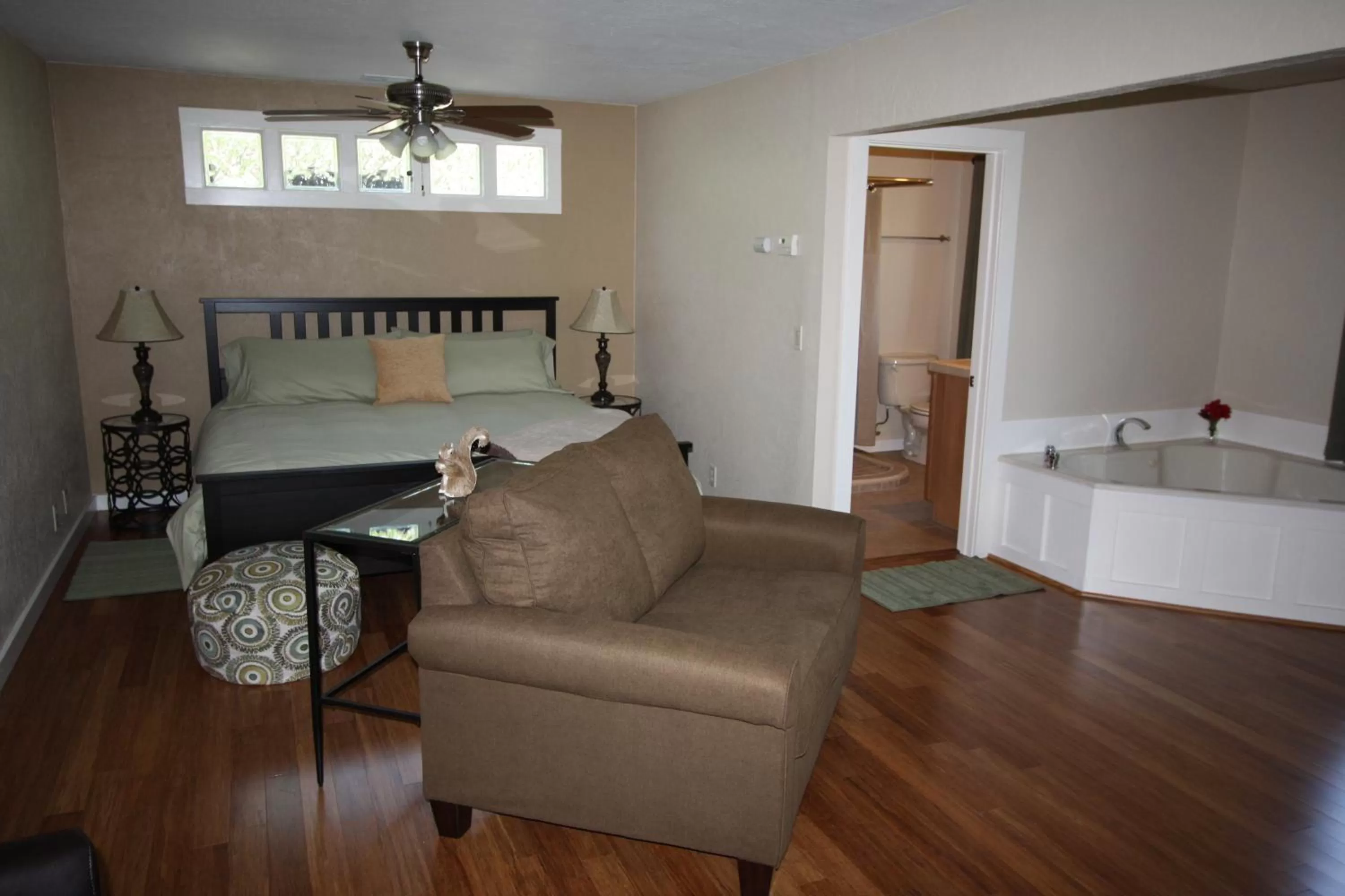 Deluxe King Room in The Inn at Shasta Lake