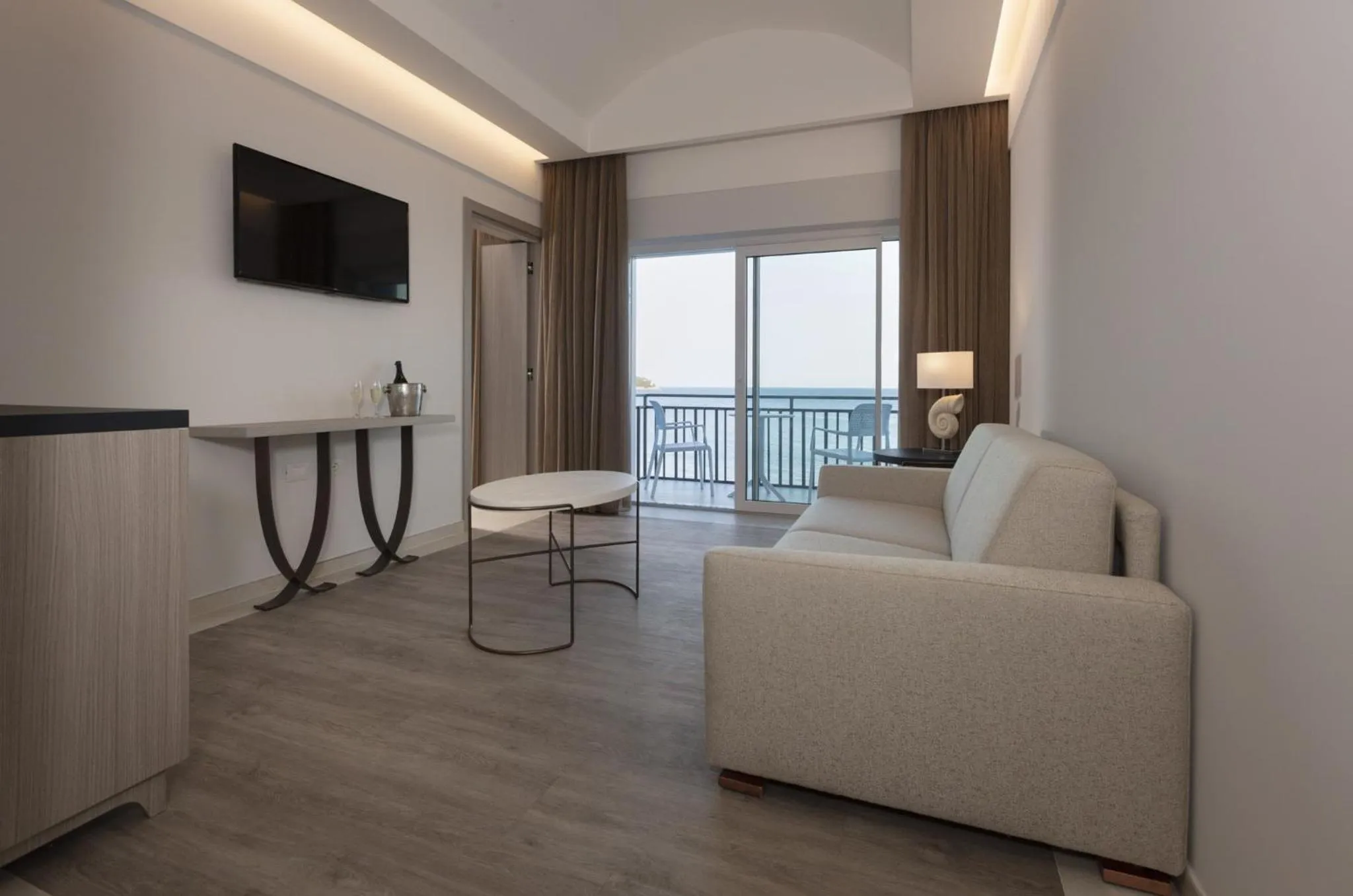 Photo of the whole room in Summit Hotel