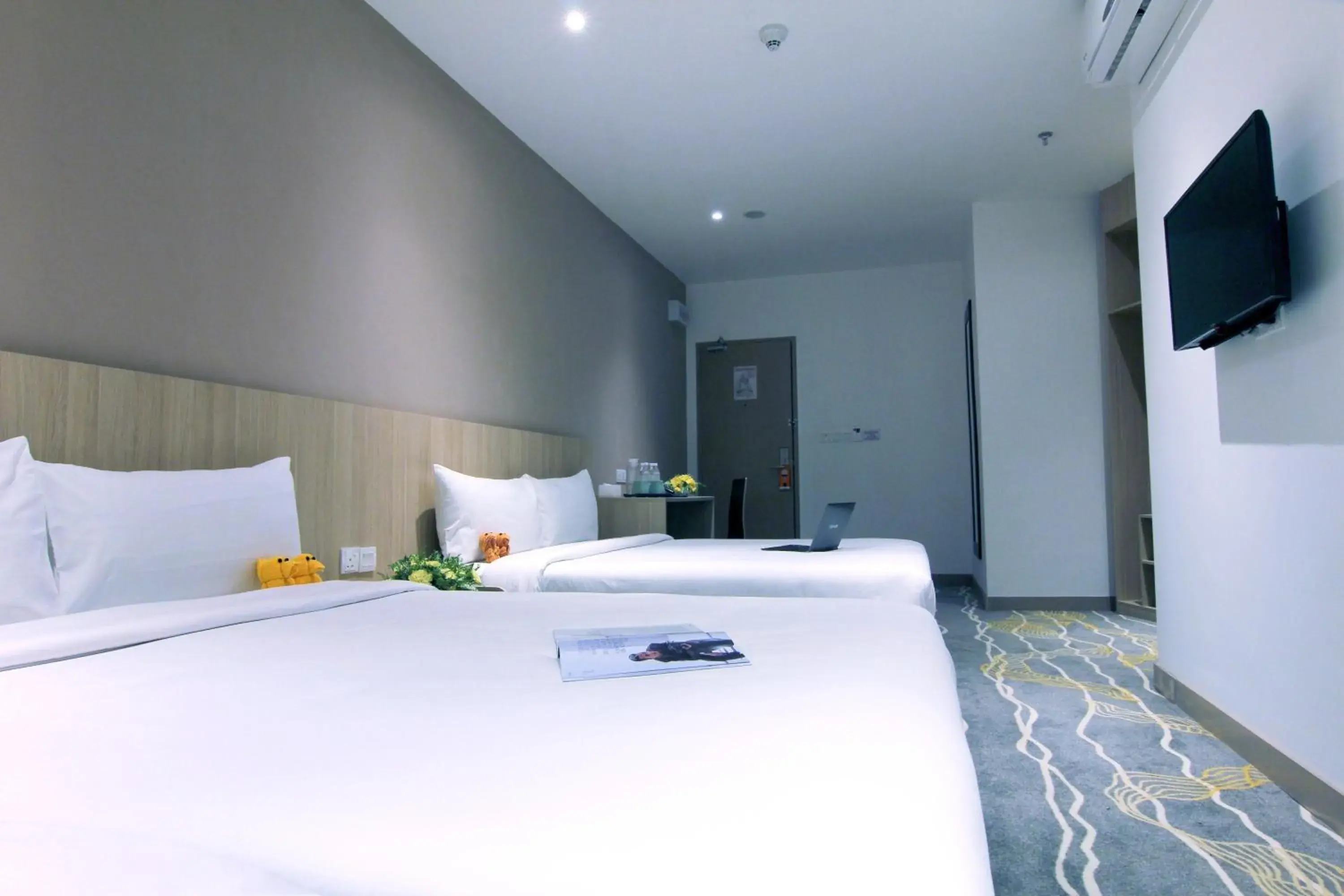 Premier Quadruple Room without Window in Pacific Express Hotel Chinatown Premier Quadruple Room without Window in Pacific Express Hotel Chinatown