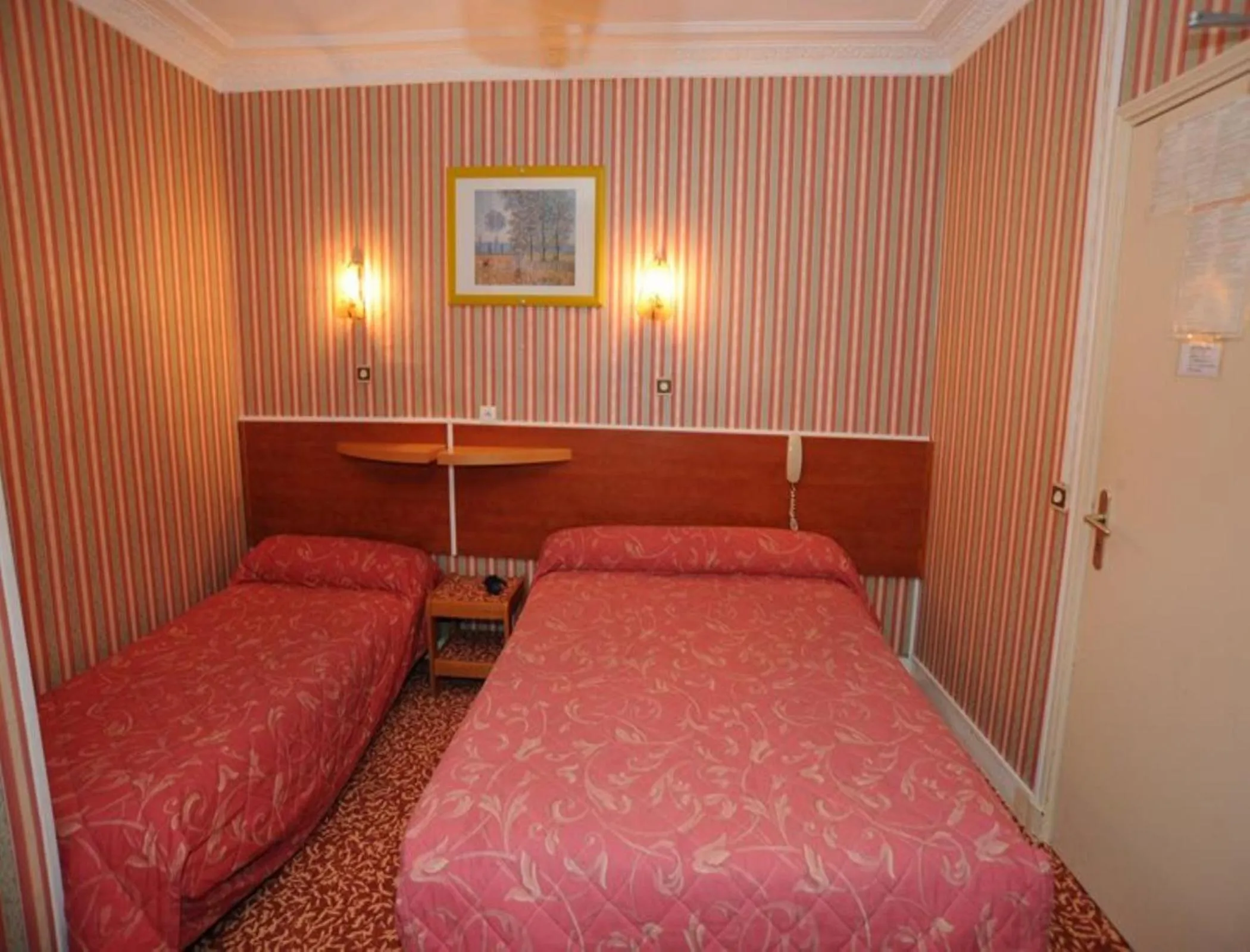 Photo of the whole room, Bed in Sully Hôtel