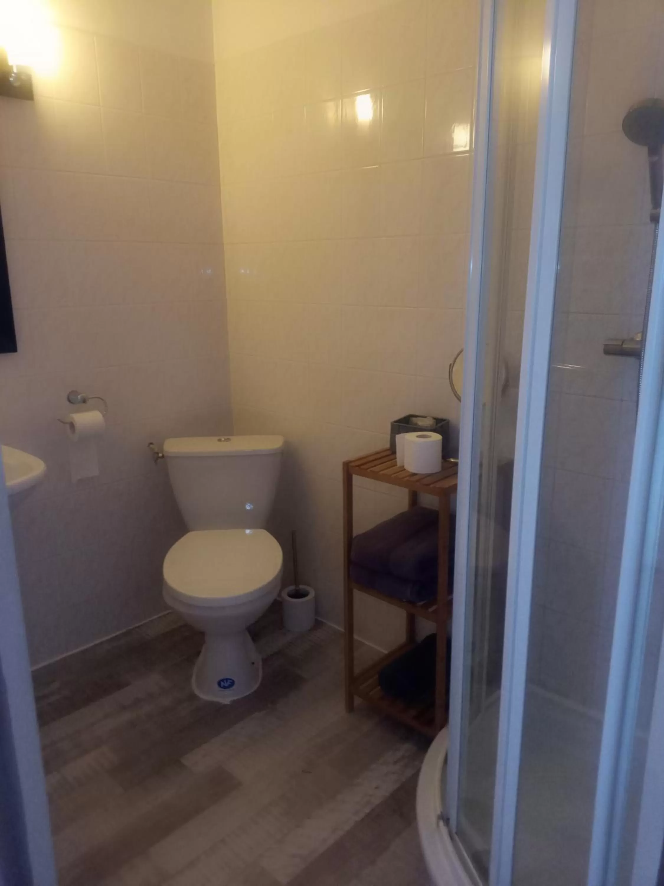 Bathroom in Logis Hôtel La Bastide des Oliviers