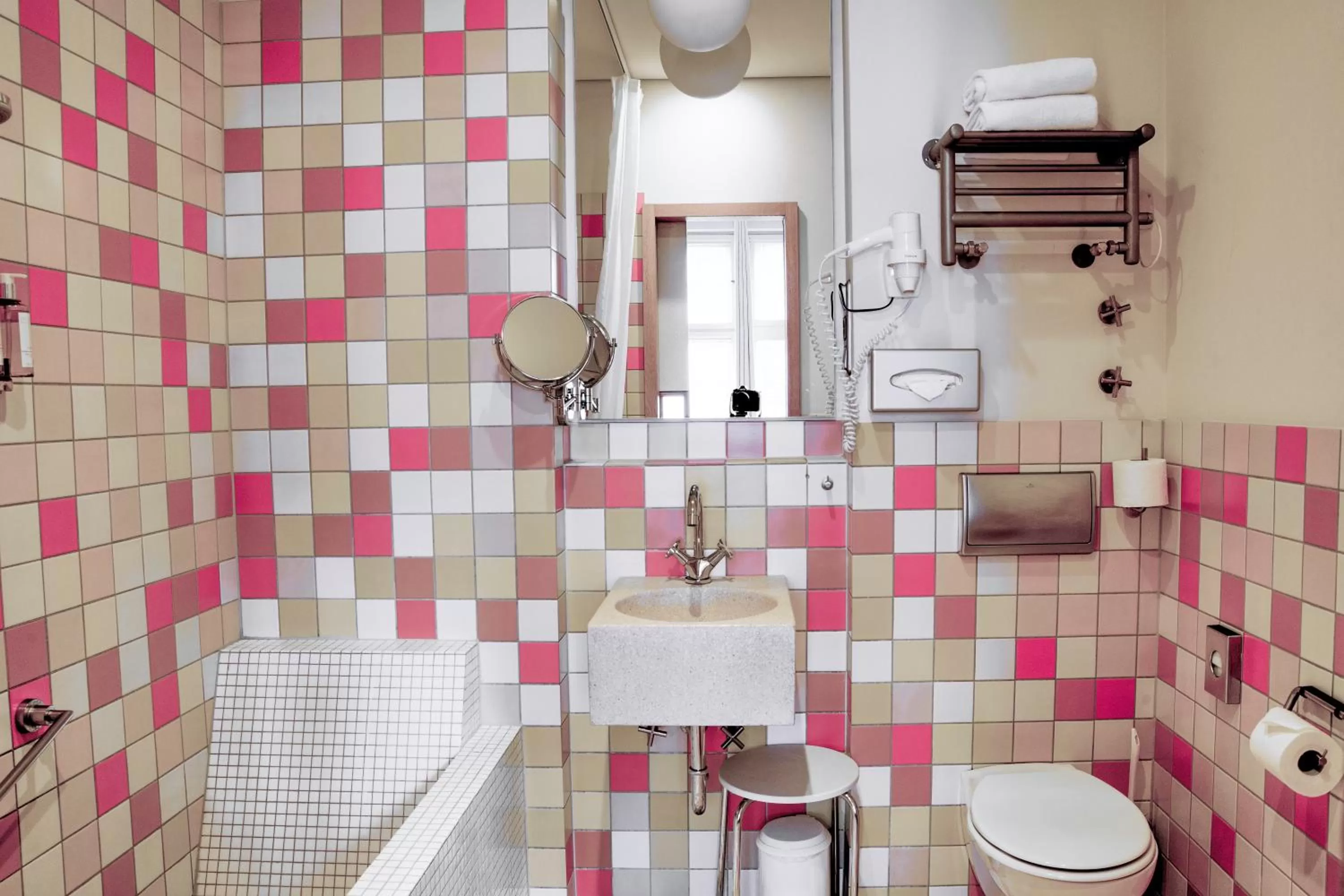 Toilet in Hotel Bleibtreu Berlin by Golden Tulip