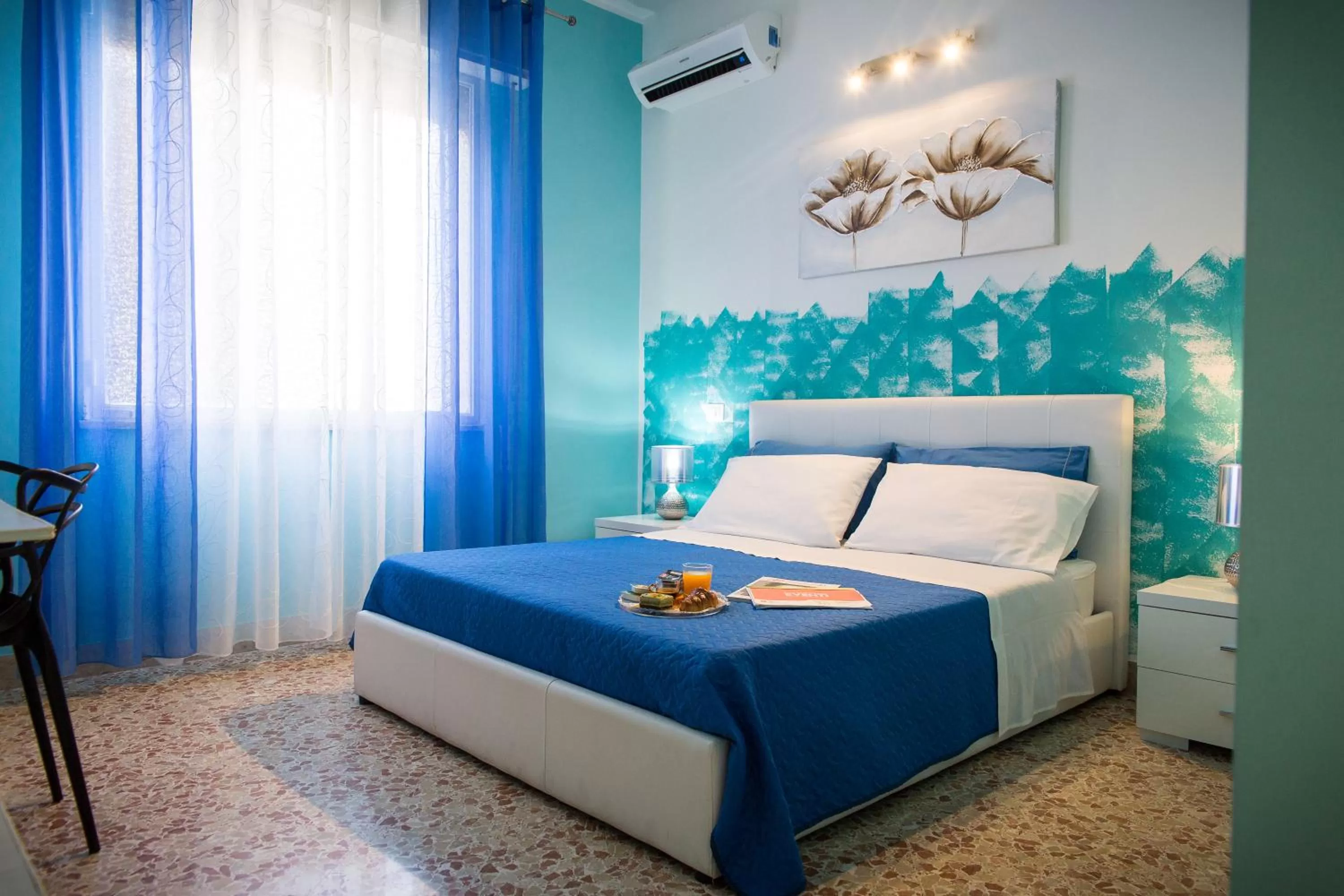 Photo of the whole room, Bed in Colors B&B