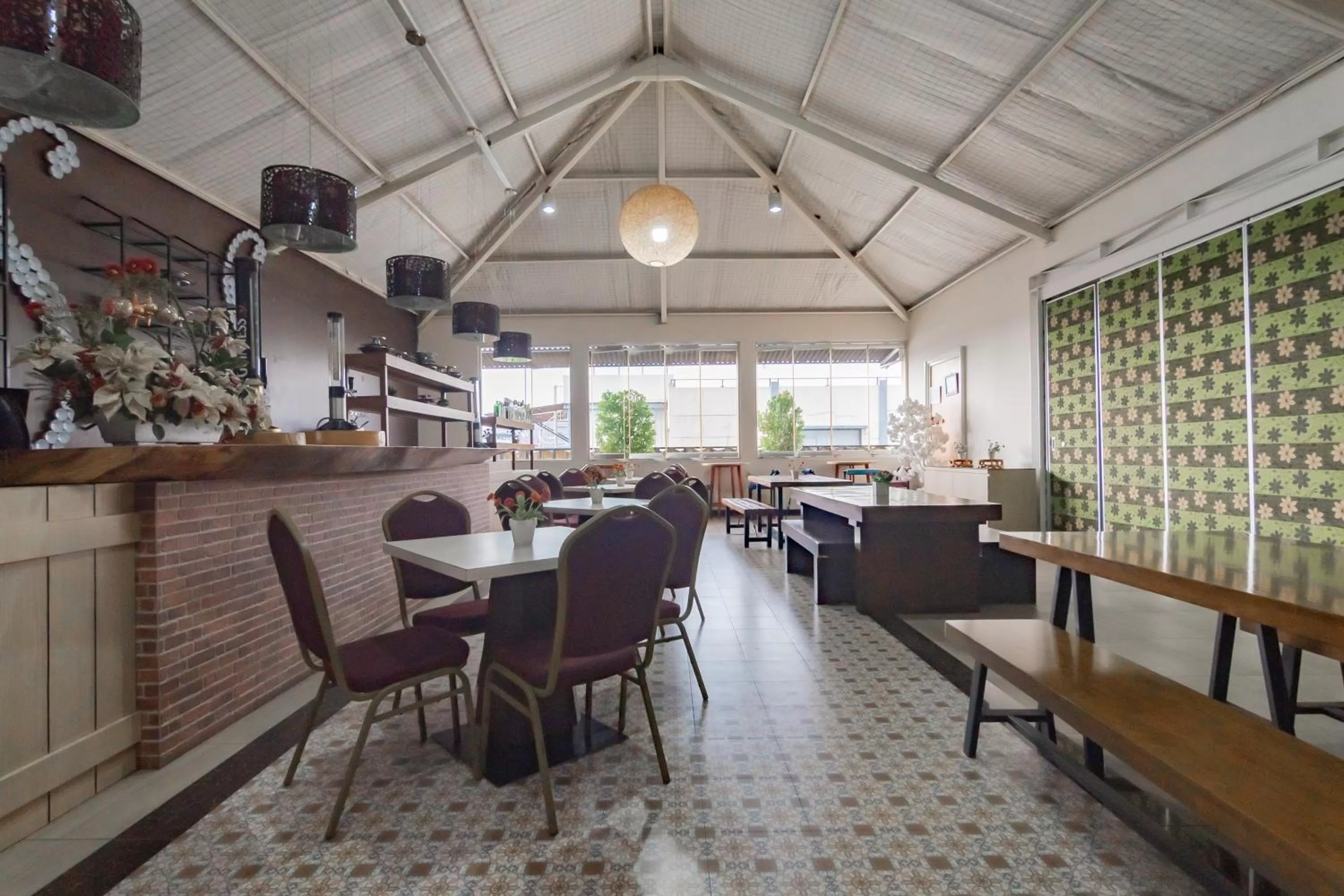 Restaurant/places to eat in RedDoorz Premium near Bandung Station