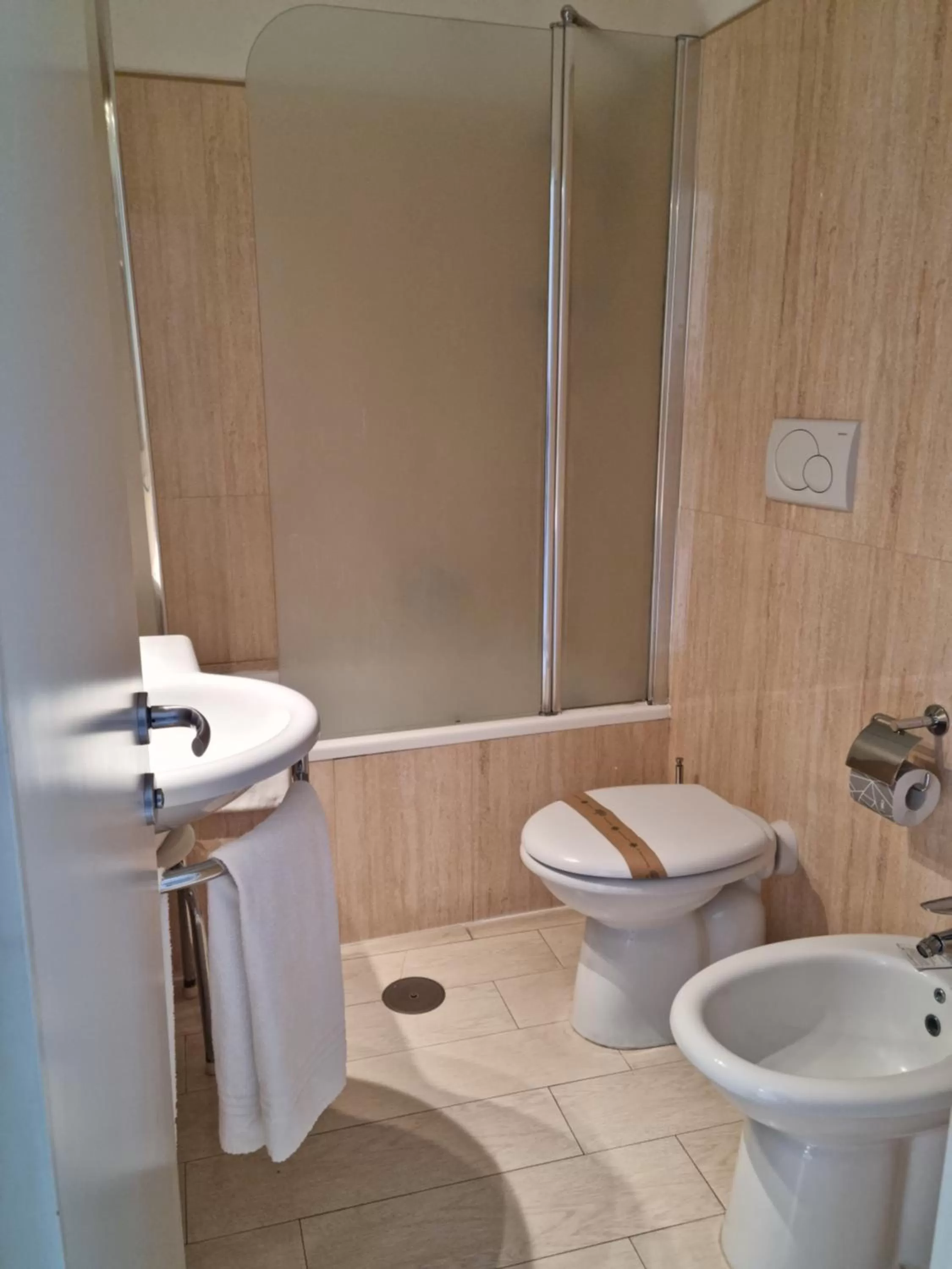 Toilet, Bathroom in Hotel Virgilio