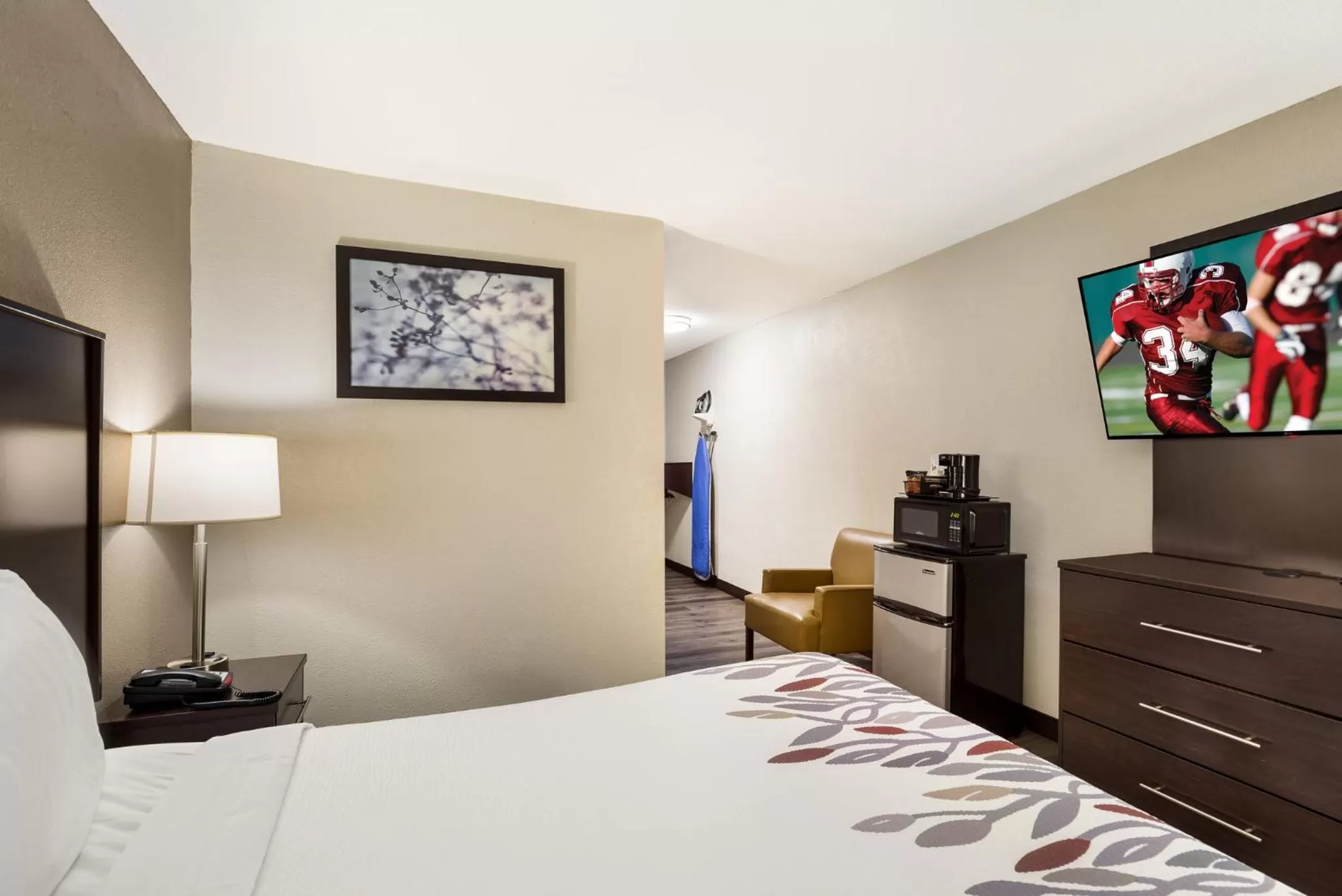 Photo of the whole room, Bed in Red Roof Inn Allentown South