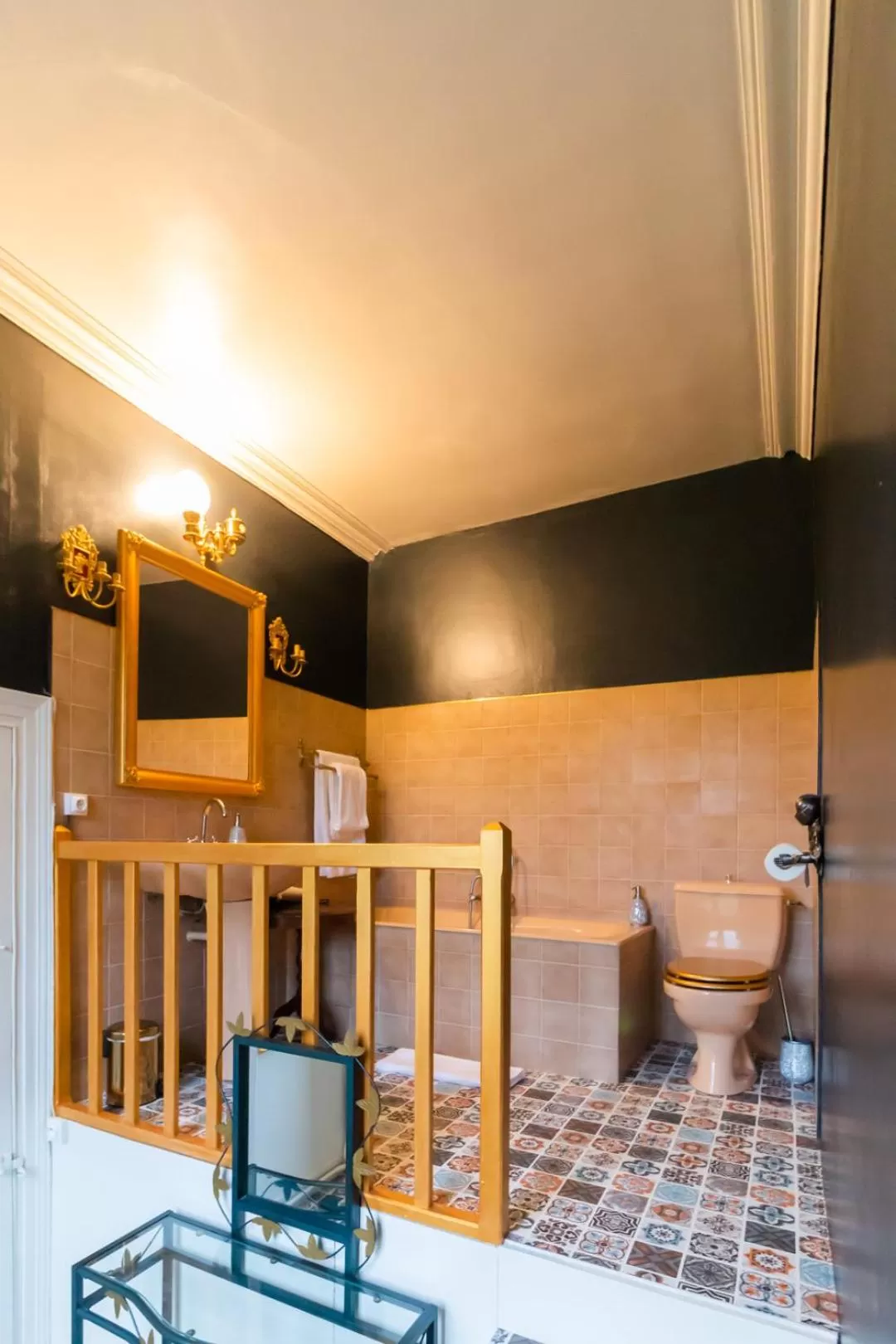 Bathroom, TV/Entertainment Center in Chateau du Hallay