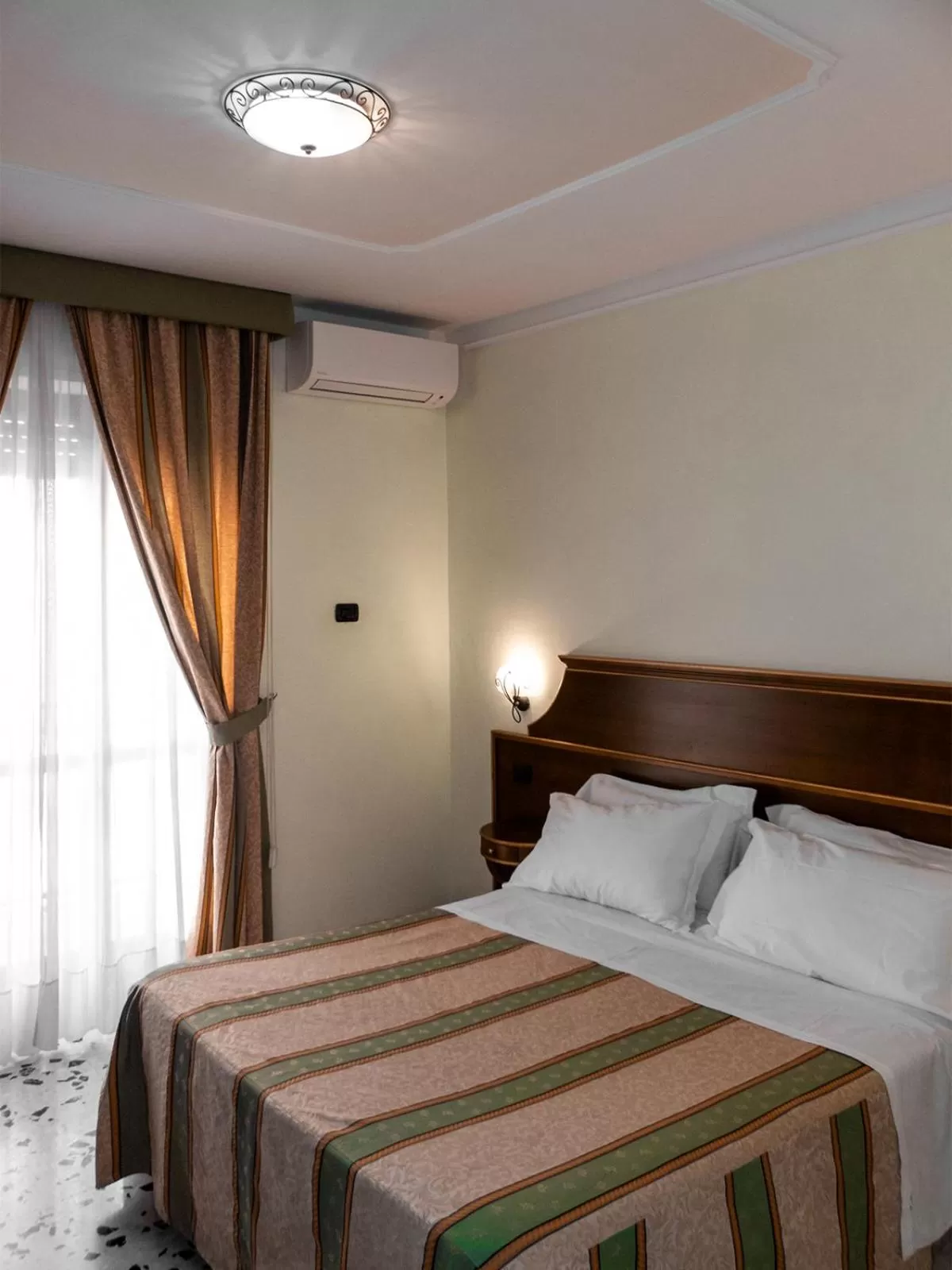 Bedroom, Bed in Hotel Astoria