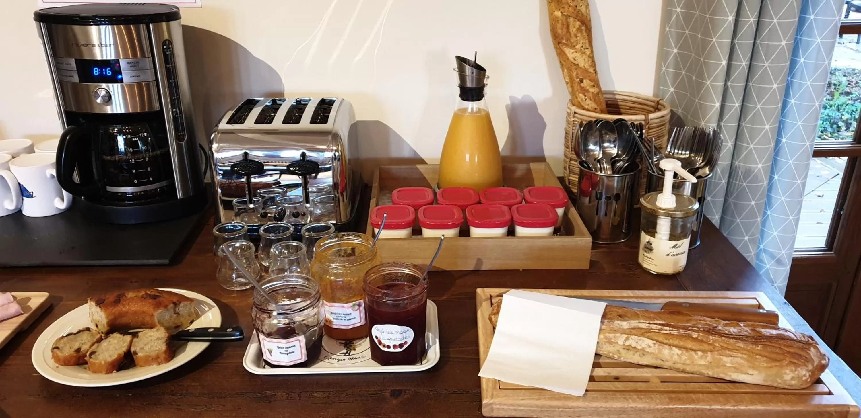 Buffet breakfast in B&B Des Histoires d'Anges - Côté Jardin - Accueil Vélo