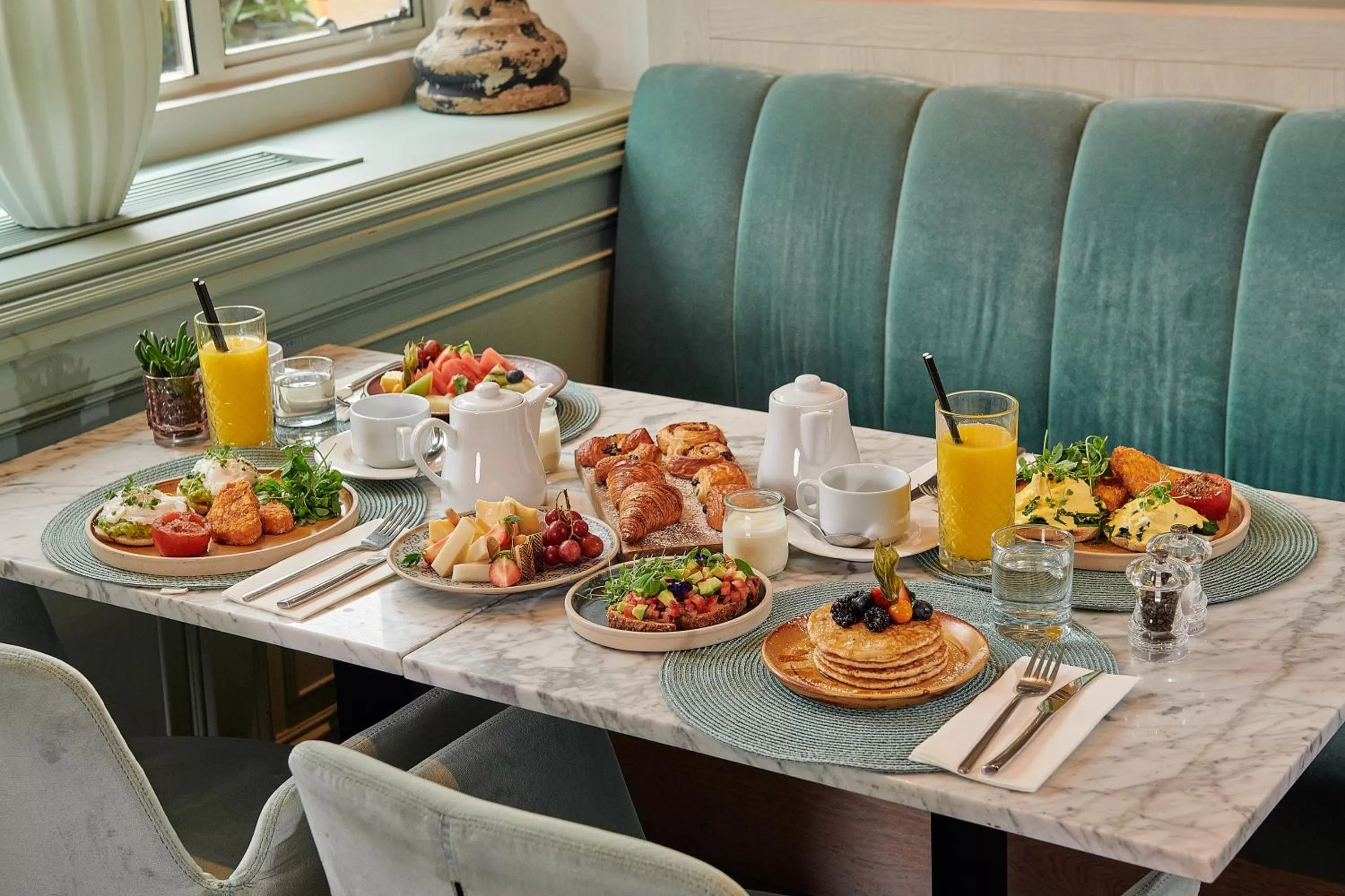 Restaurant/places to eat in Melia White House Hotel