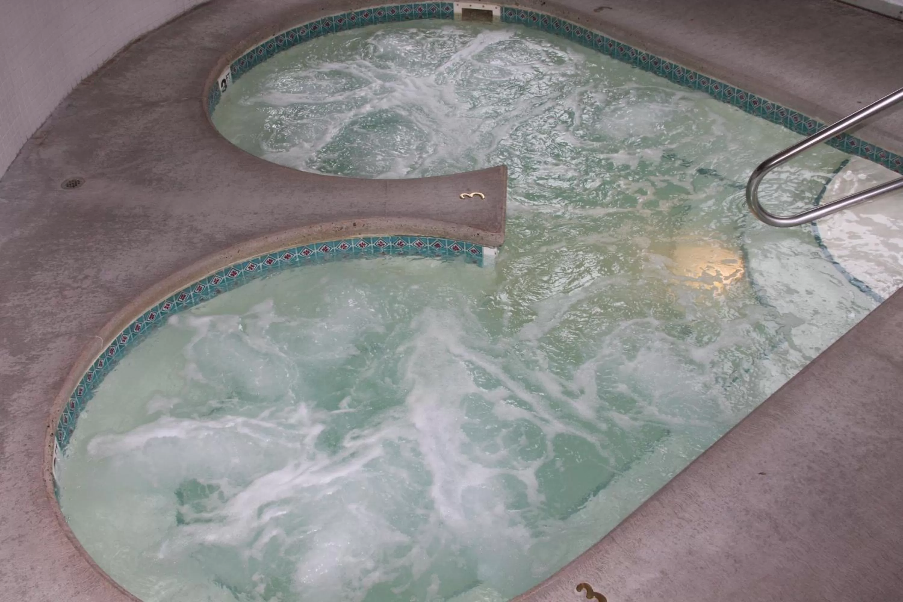 Swimming pool in Budget Host Inn & Suites