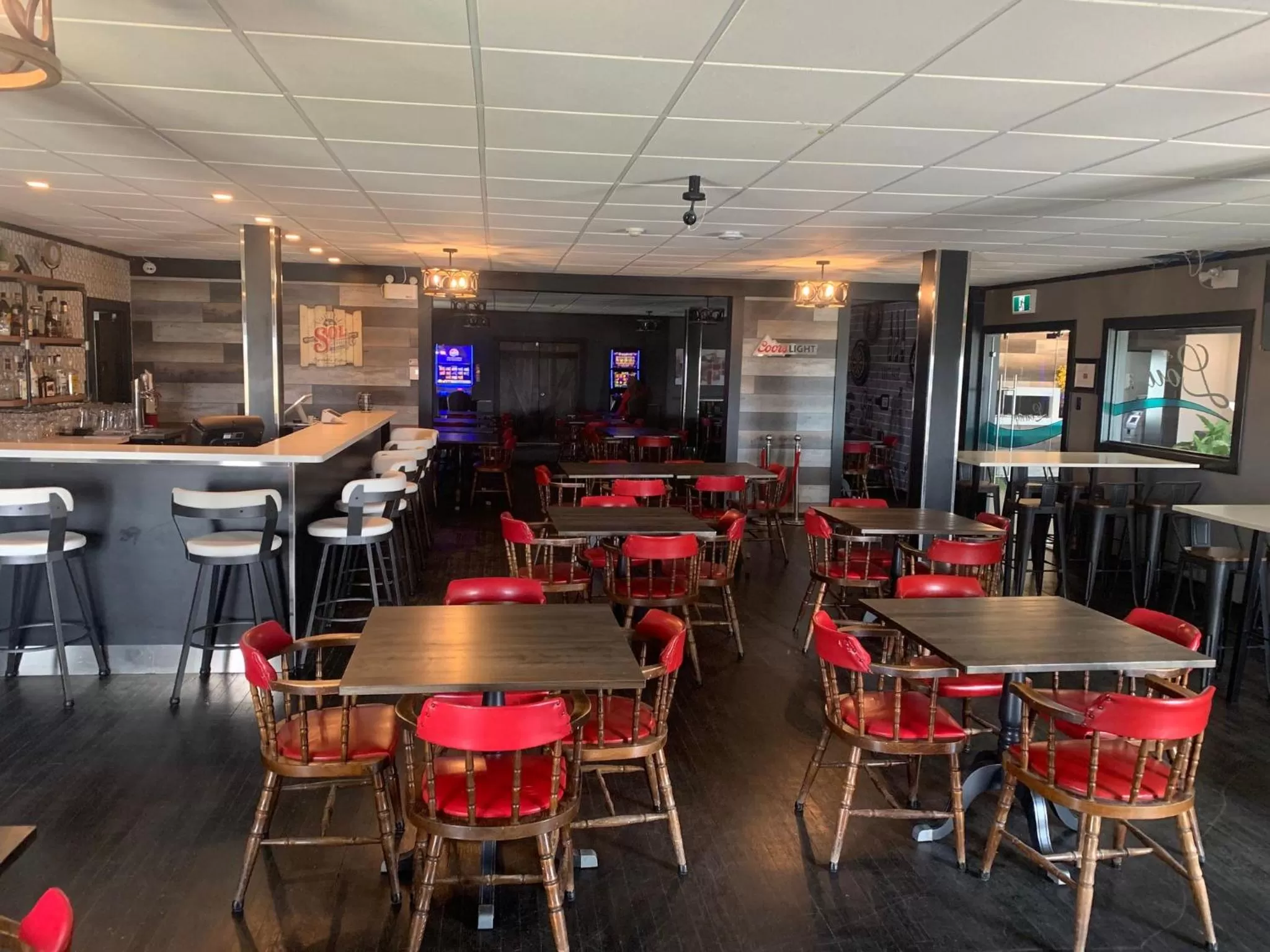 Restaurant/Places to Eat in Acadian Hotel