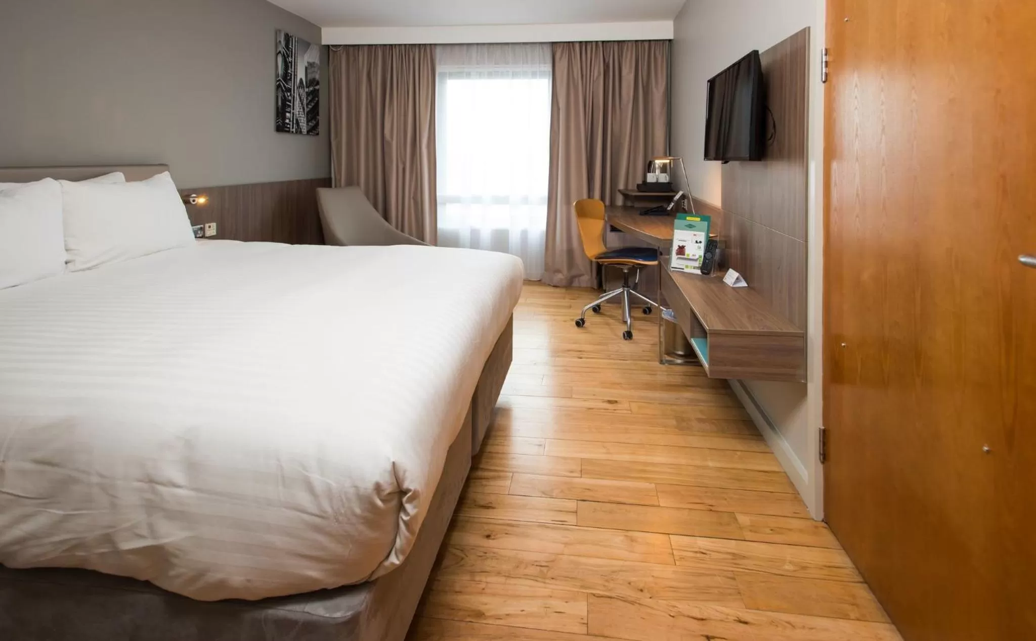 Photo of the whole room, Bed in Holiday Inn London West by IHG