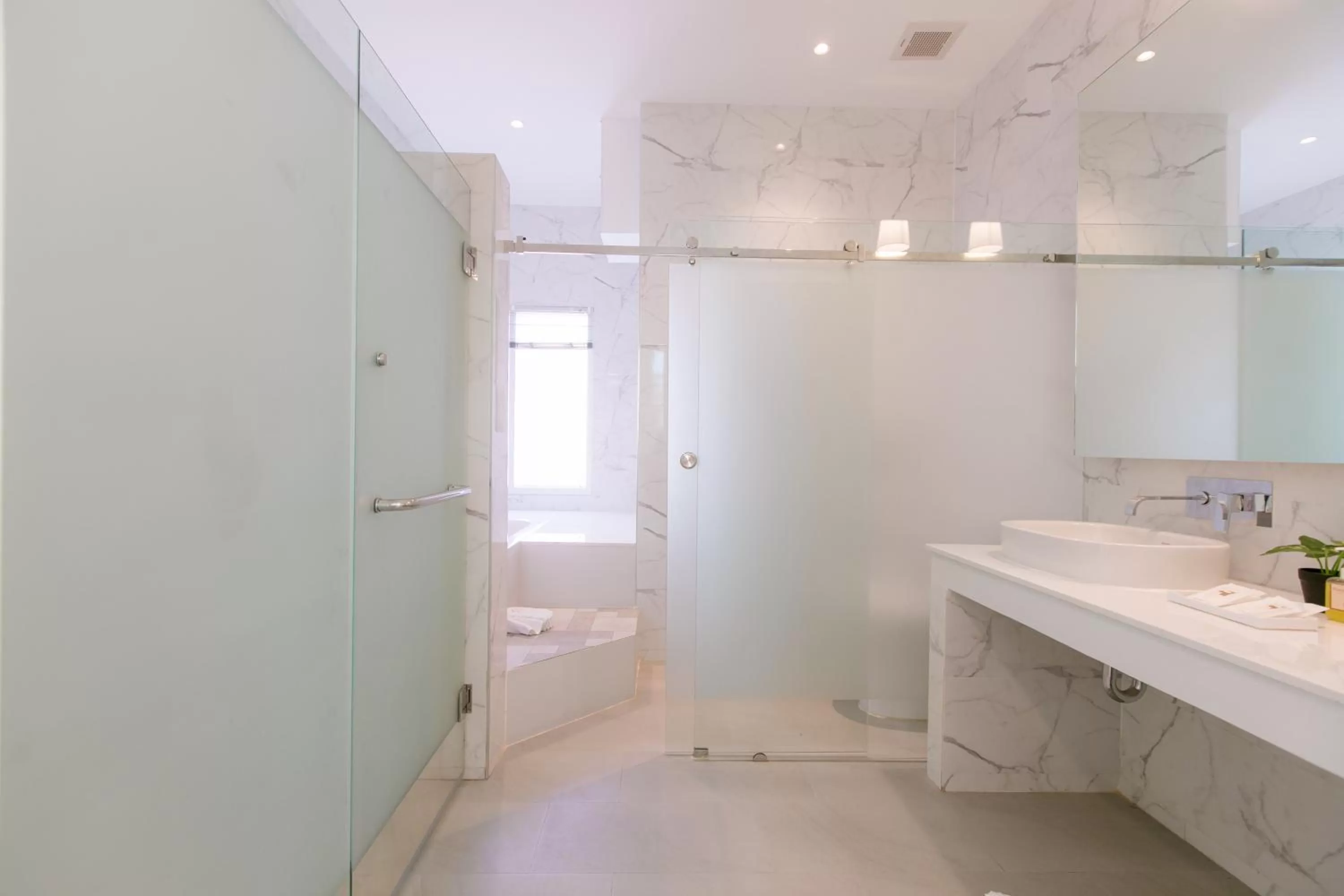 Shower in De Hug Hotel & Residence