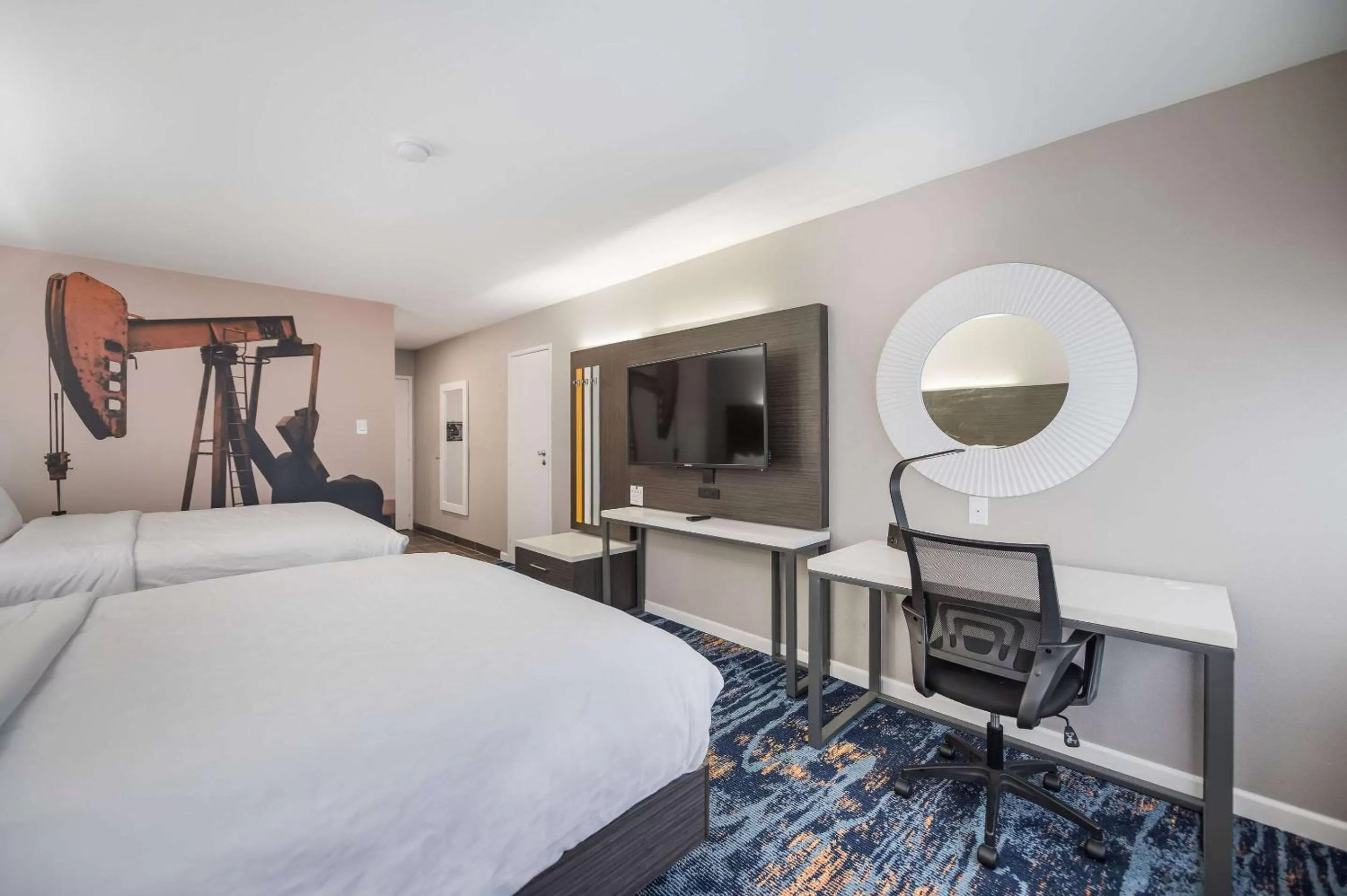 Photo of the whole room, Bed in Clarion Pointe Marshall