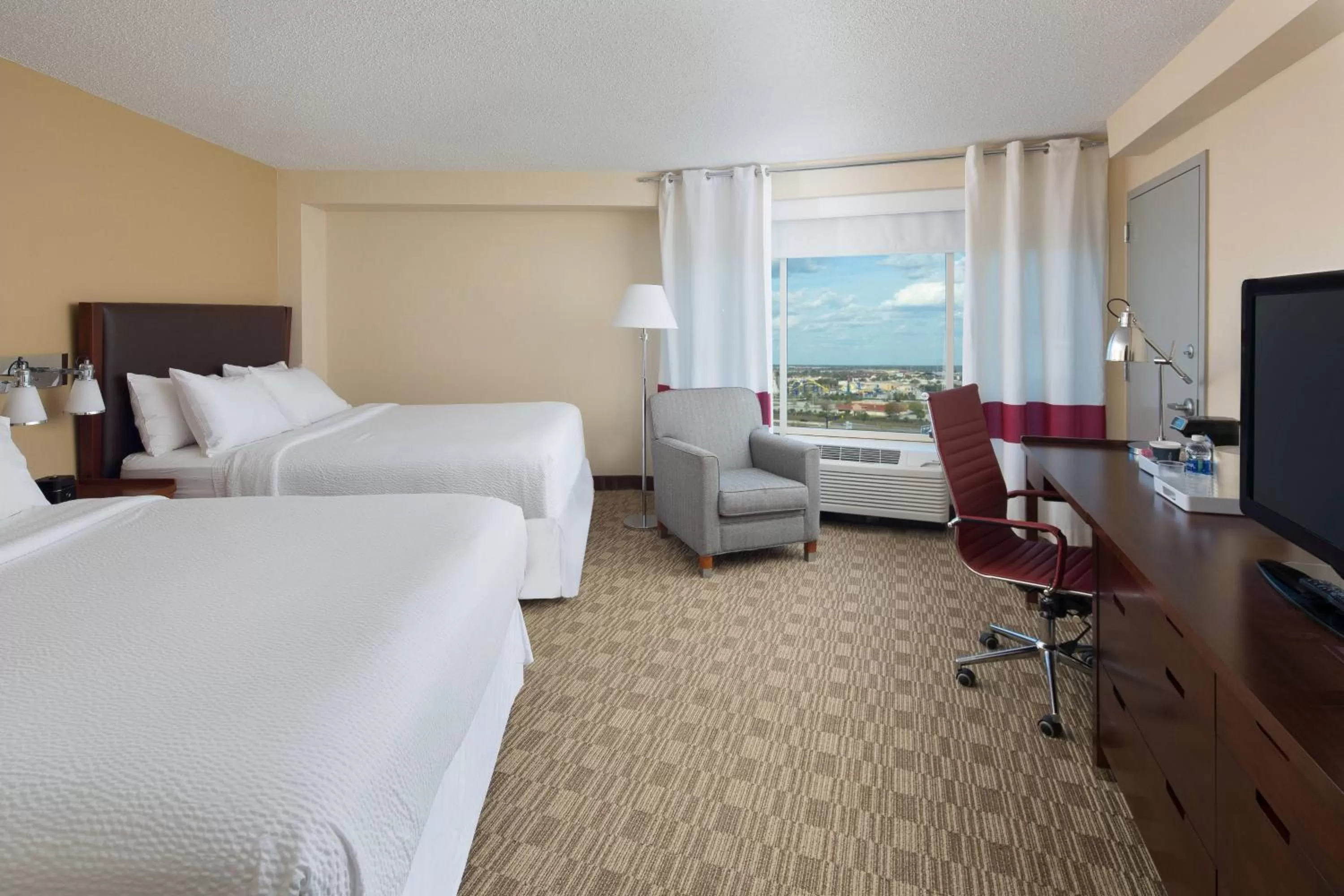 Photo of the whole room, Bed in Four Points by Sheraton Orlando International Drive