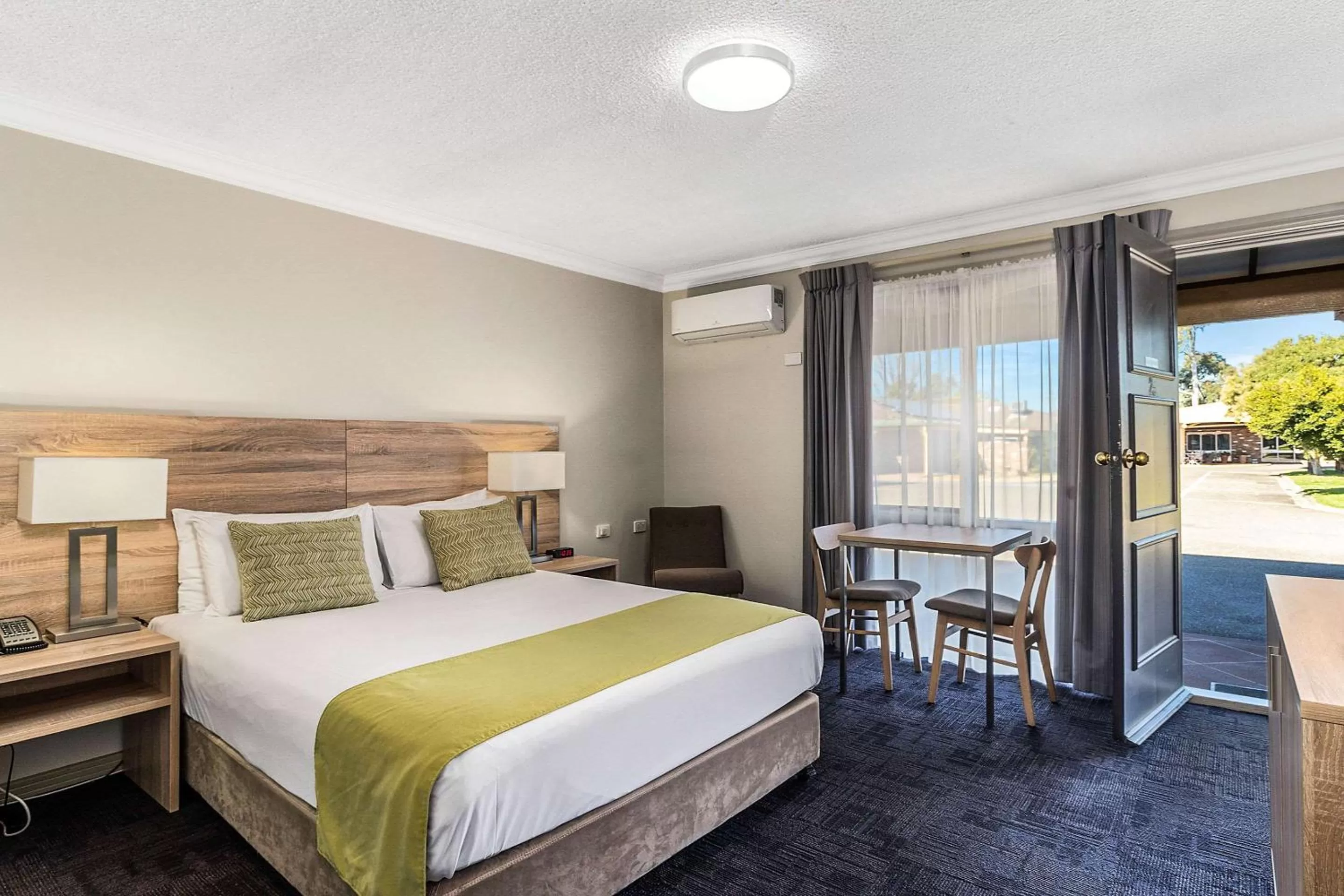 Photo of the whole room, Bed in Quality Inn Carriage House