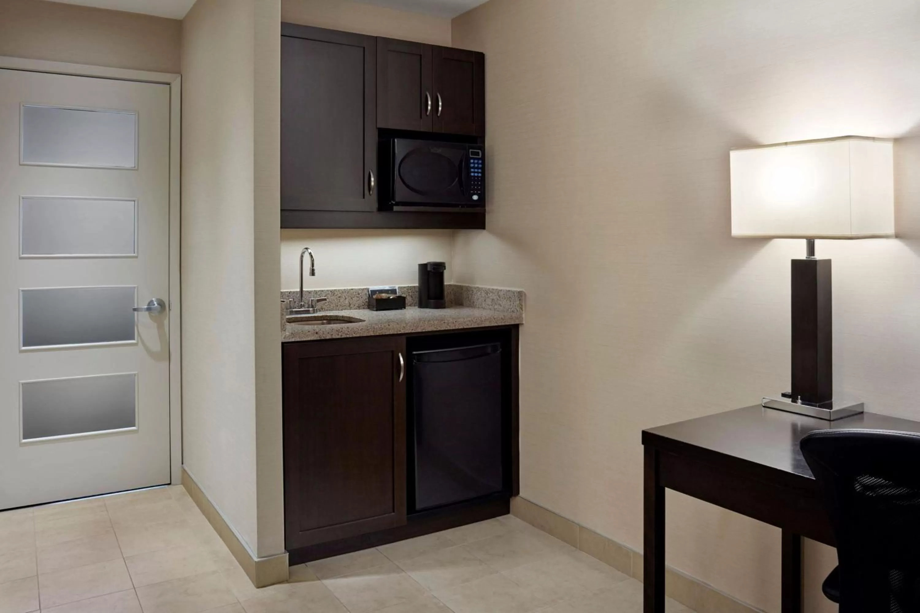 Kitchen or kitchenette in Delta Hotels by Marriott Guelph Conference Centre