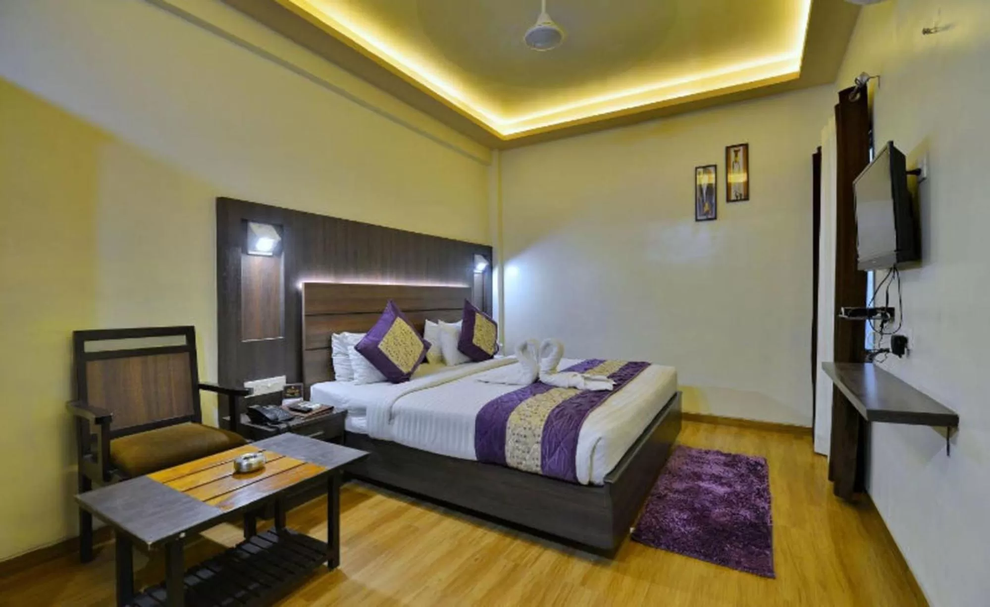 Bed in Hotel Samrat