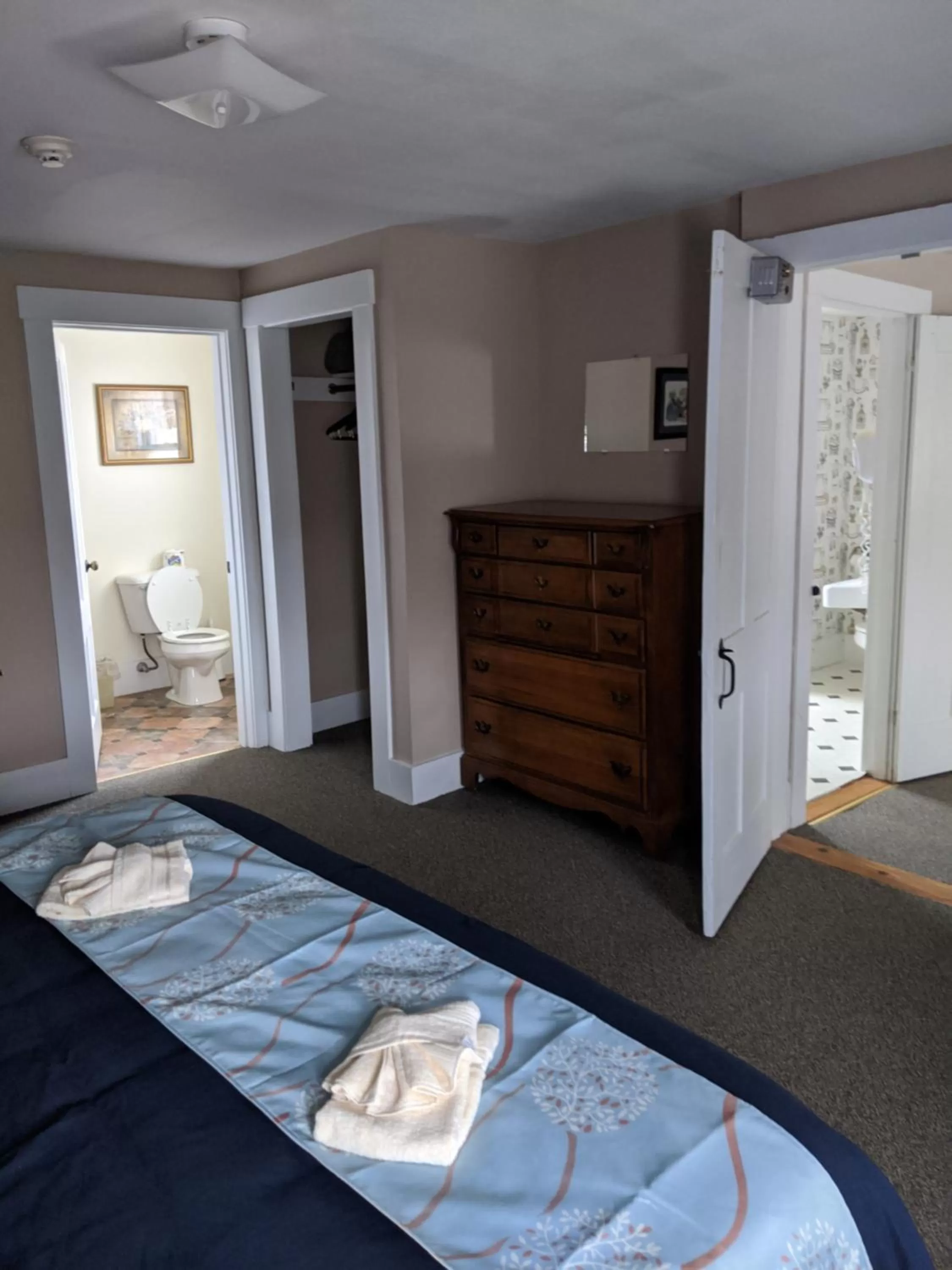 Photo of the whole room, Bed in Lake Shore Farm Inn
