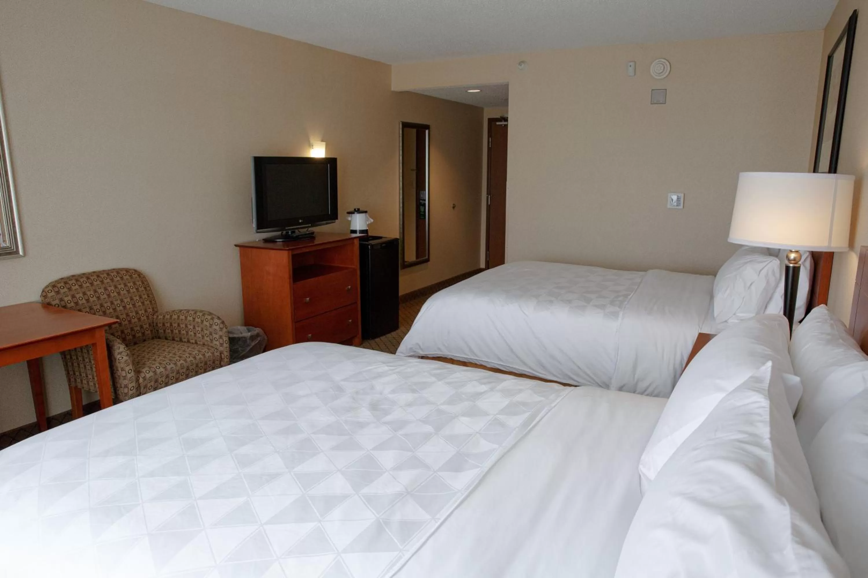 Photo of the whole room, Bed in Holiday Inn Battle Creek by IHG