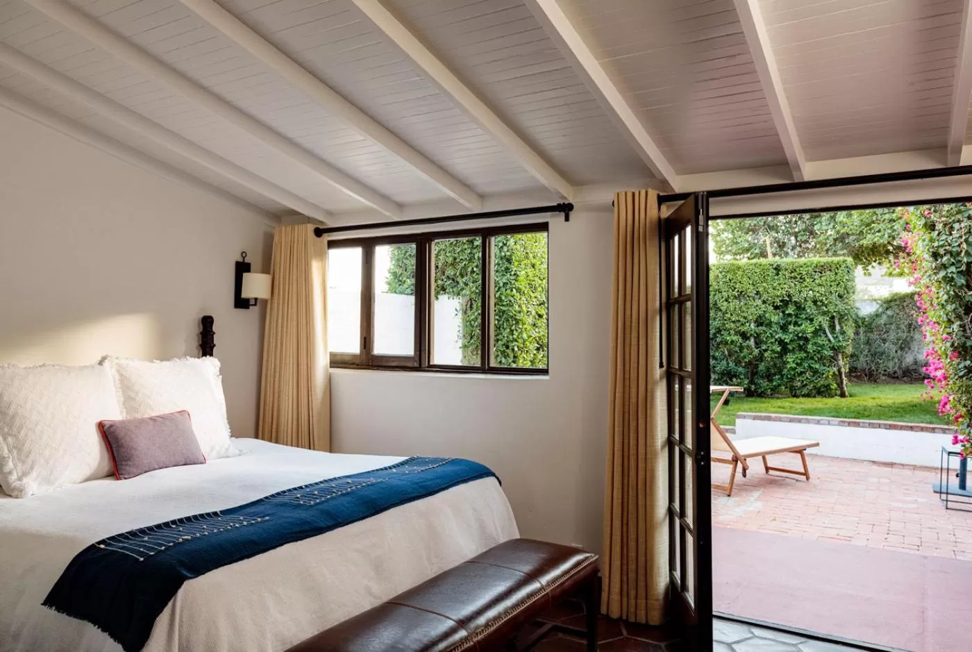Bed in Ingleside Estate Hotel & Bungalows- Adults Only