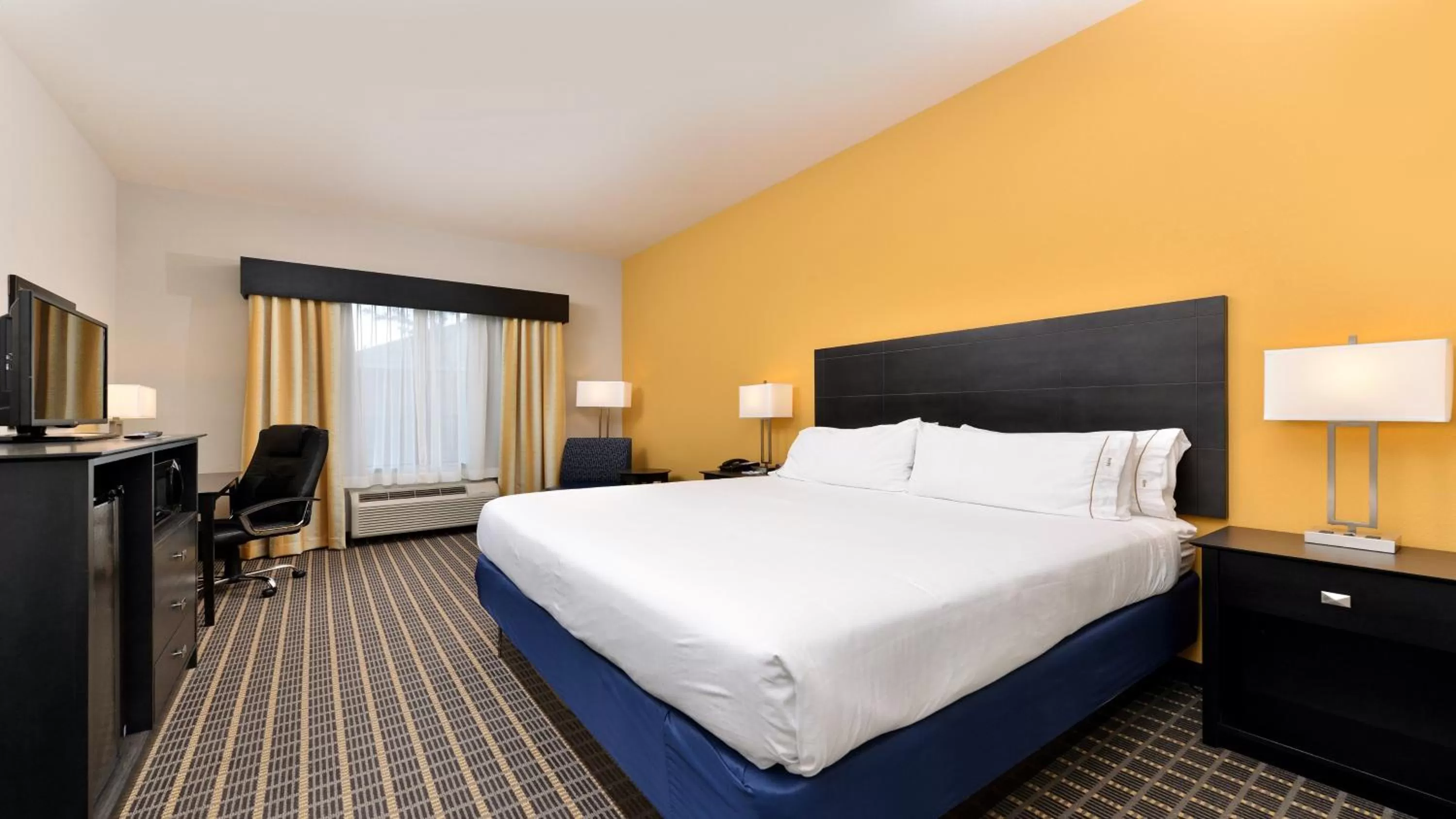 King Room - Hearing Accessible/Non-Smoking  in Holiday Inn Express Hotel & Suites Fort Walton Beach Hurlburt Area, an IHG Hotel