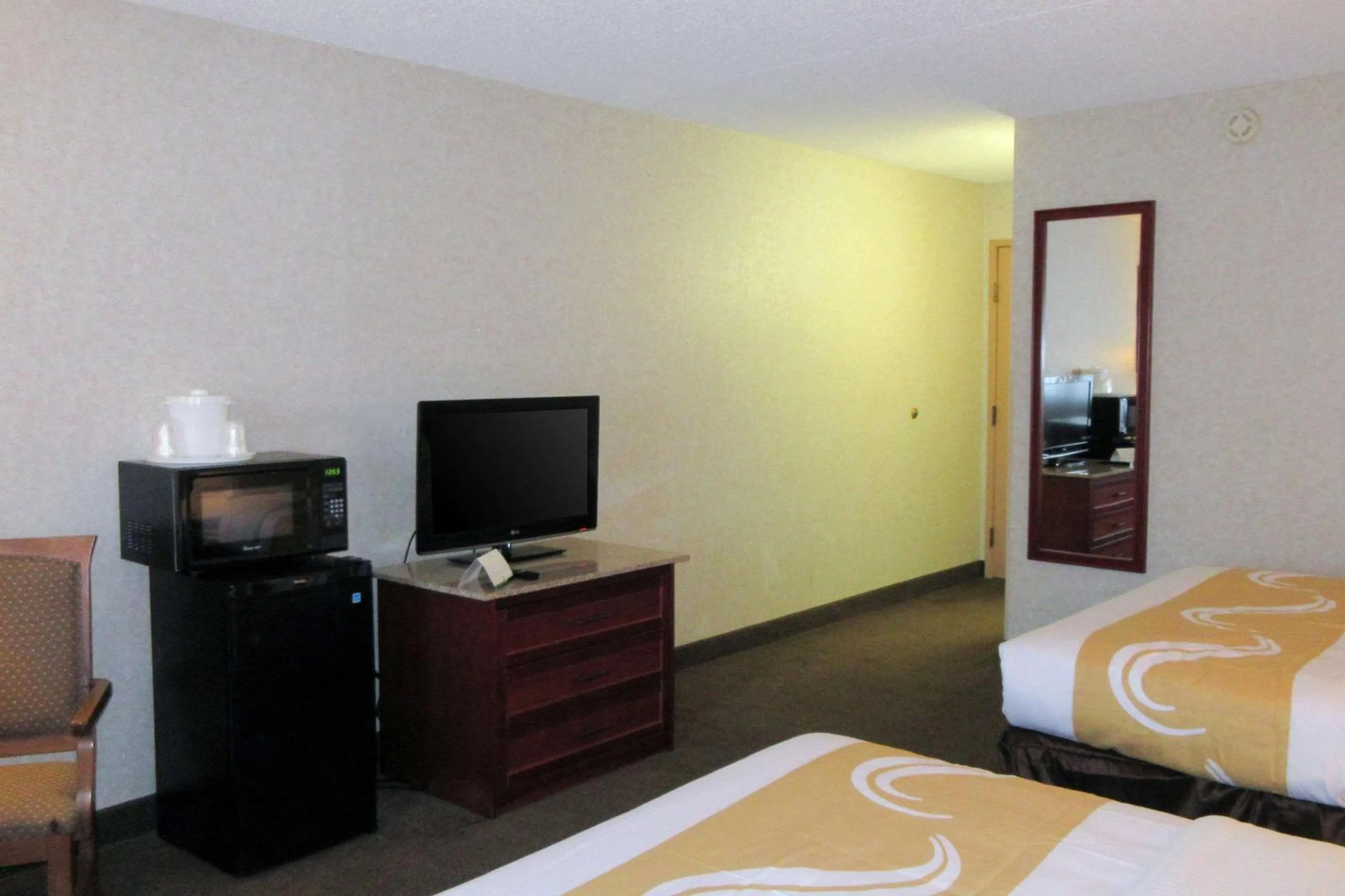 Photo of the whole room, Bed in Quality Inn & Suites Albuquerque Midtown - University Area