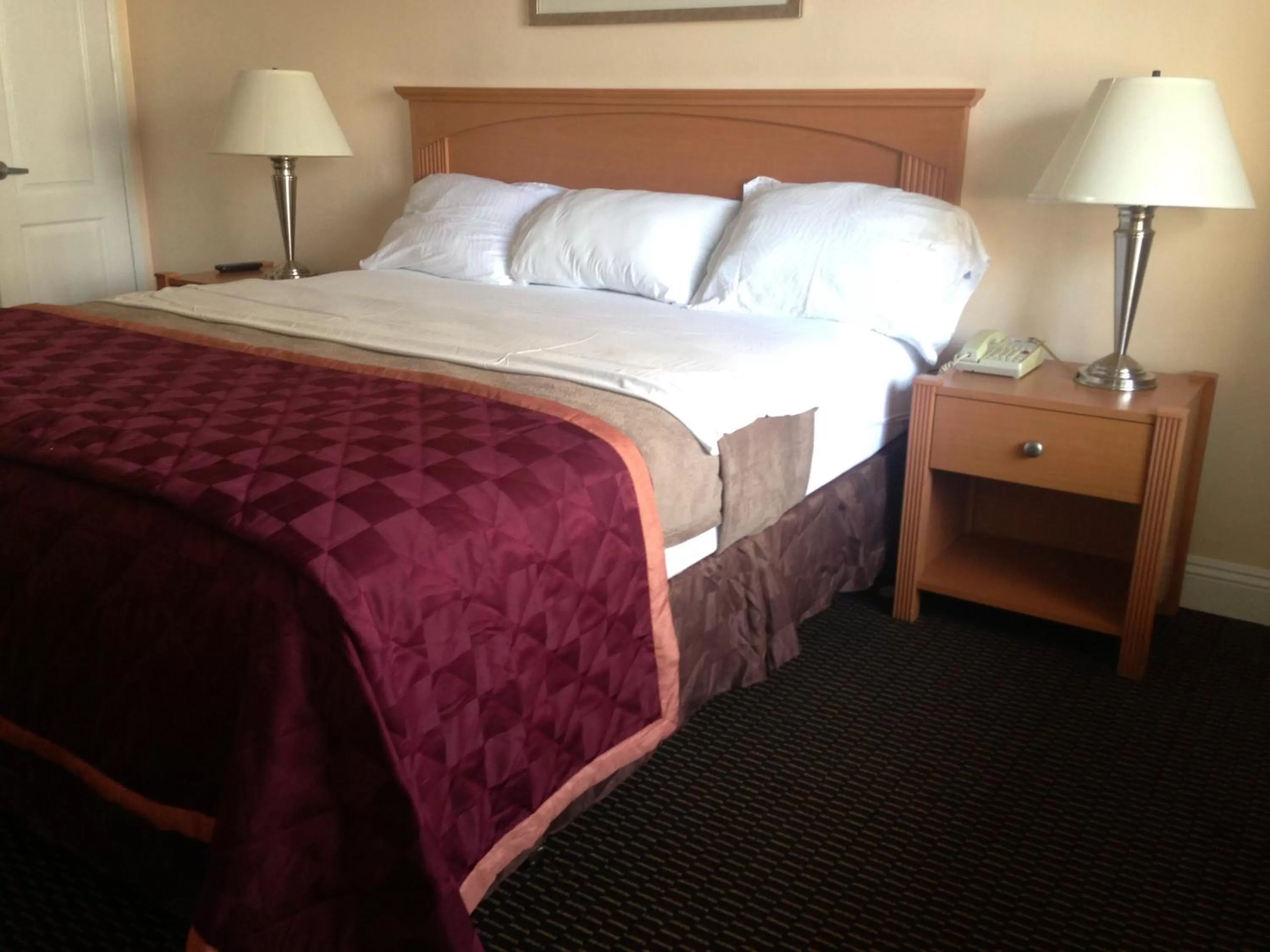 Bedroom, Bed in Americas Best Value Inn - Downtown Oakland/Lake Merritt