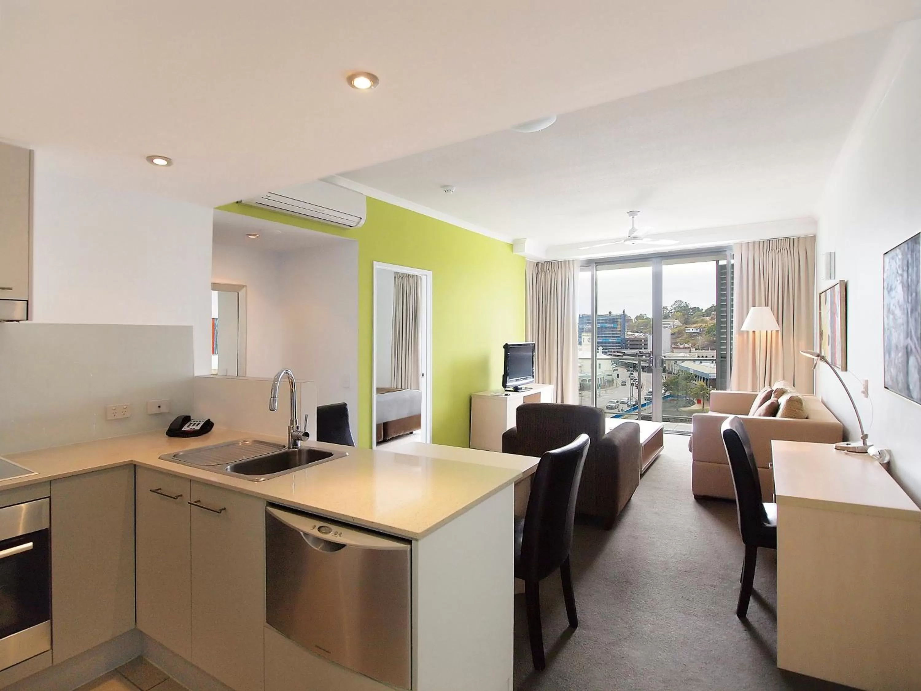 TV and multimedia in Oaks Townsville Gateway Suites