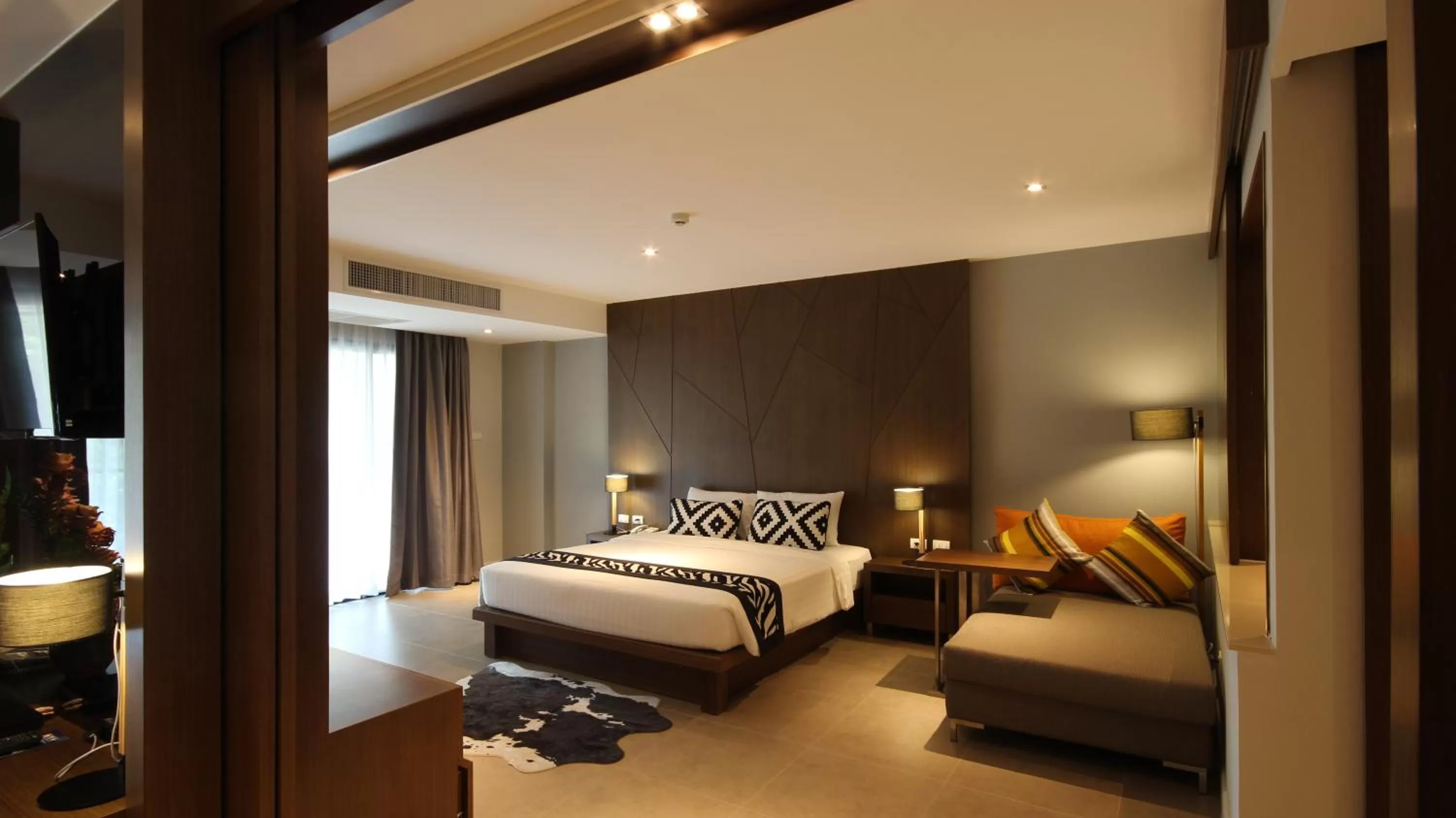 Bedroom, Bed in Season Five Hotel