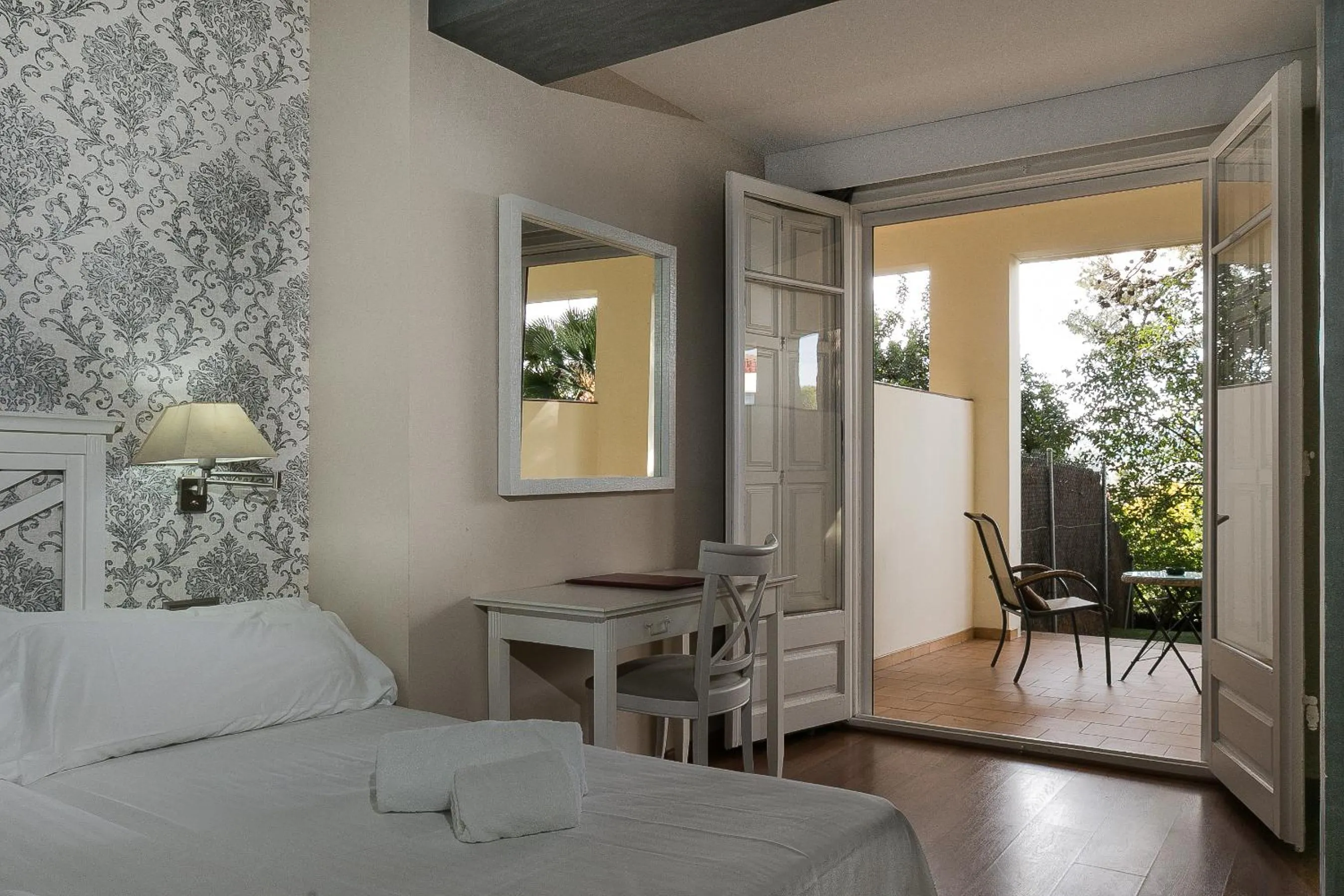 Balcony/Terrace, Bed in Hotel El Castell