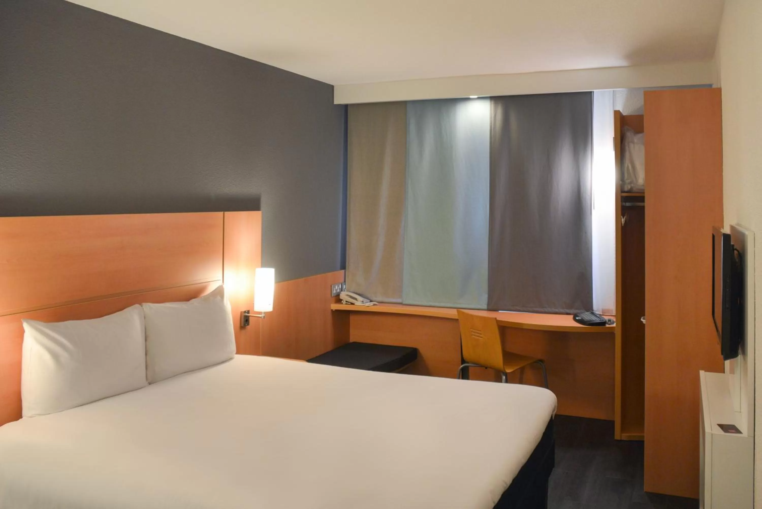 Bed in ibis Reading Centre