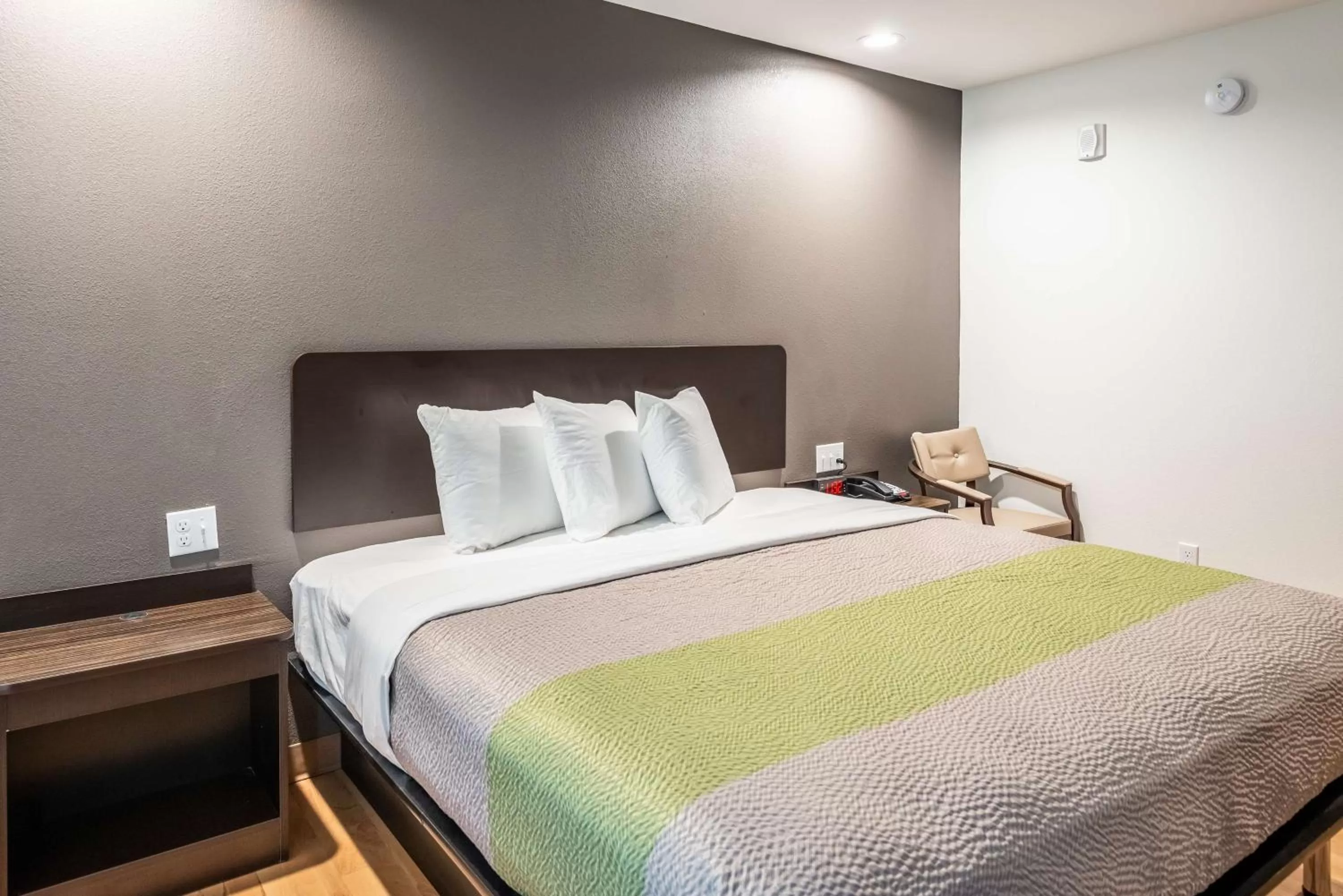 Photo of the whole room, Bed in Studio 6 Lake Charles