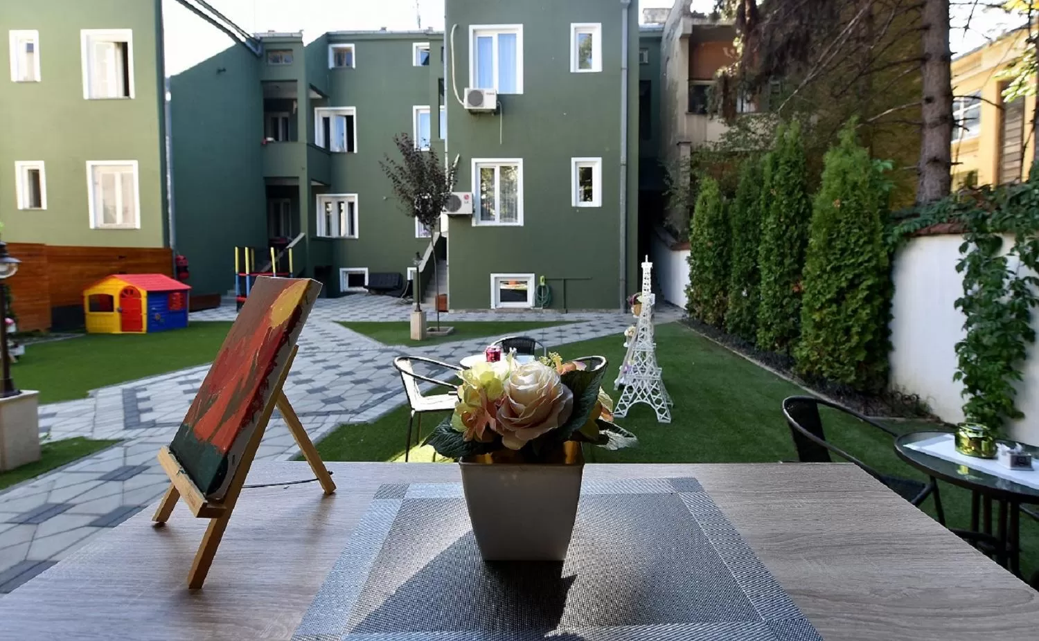 Villa Nina Hotel & Lounge bar