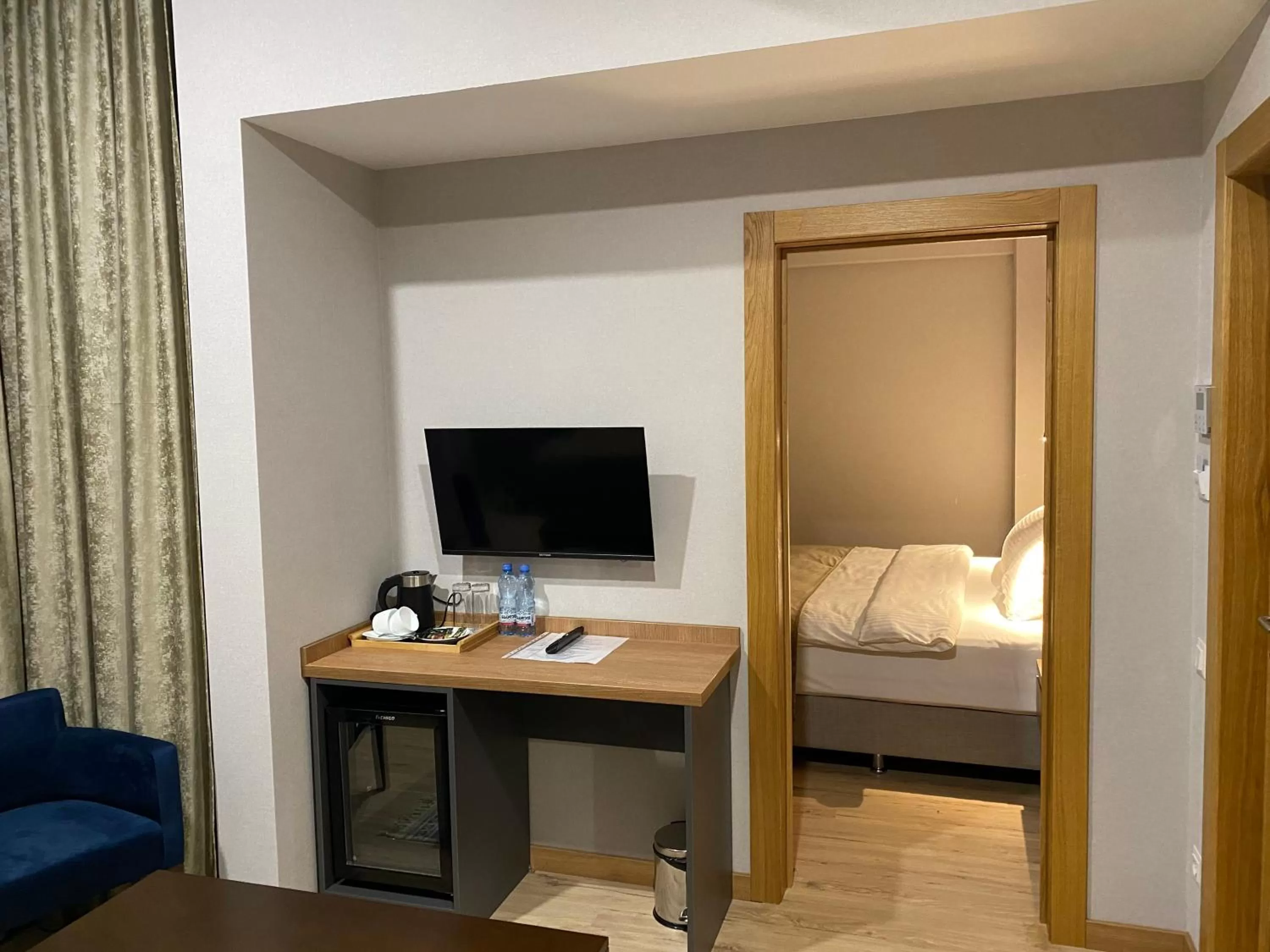 Bed, TV/Entertainment Center in Hotel Banovani
