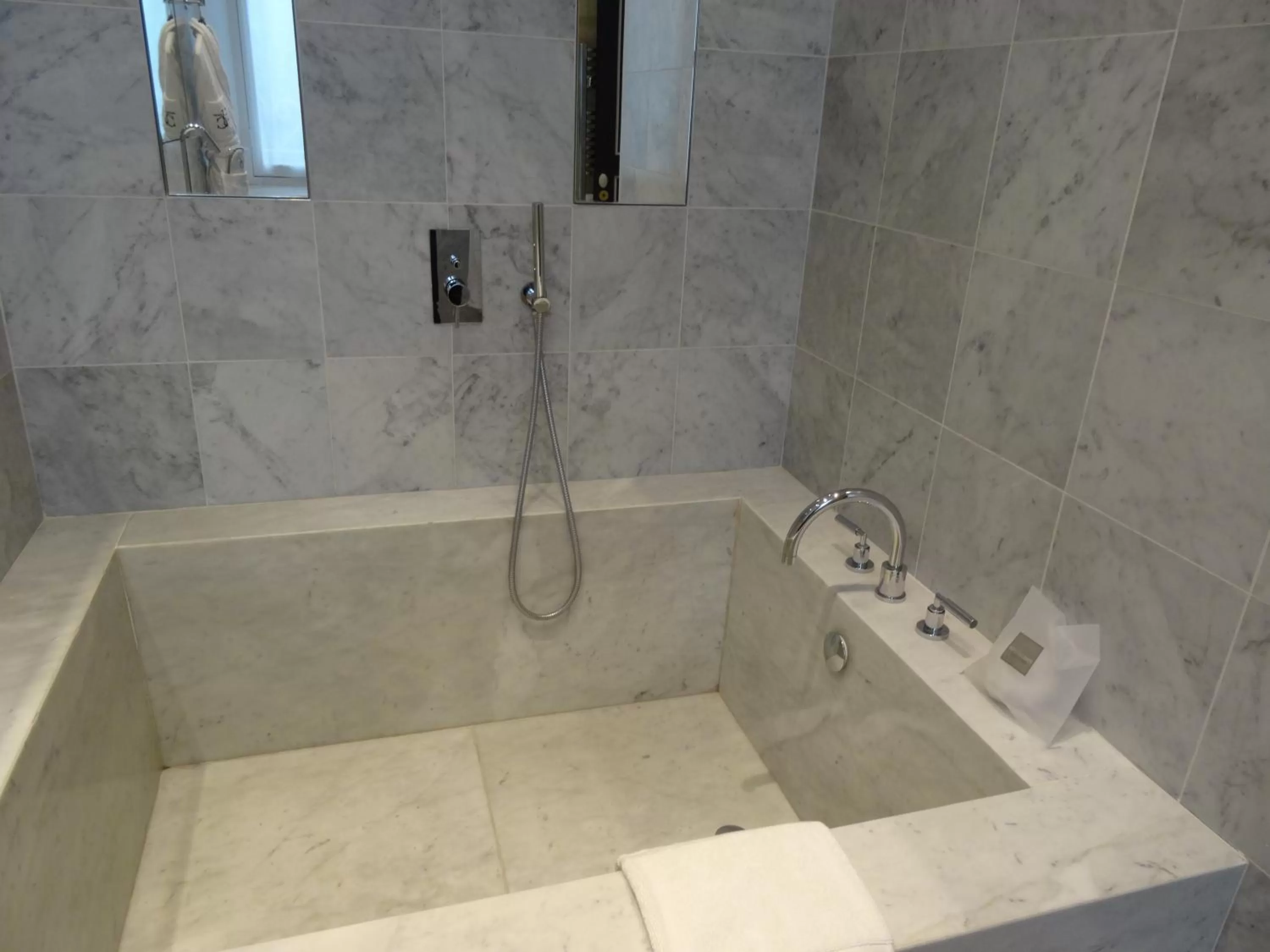 Bathroom in Hôtel & Spa Jules César Arles - MGallery Hotel Collection