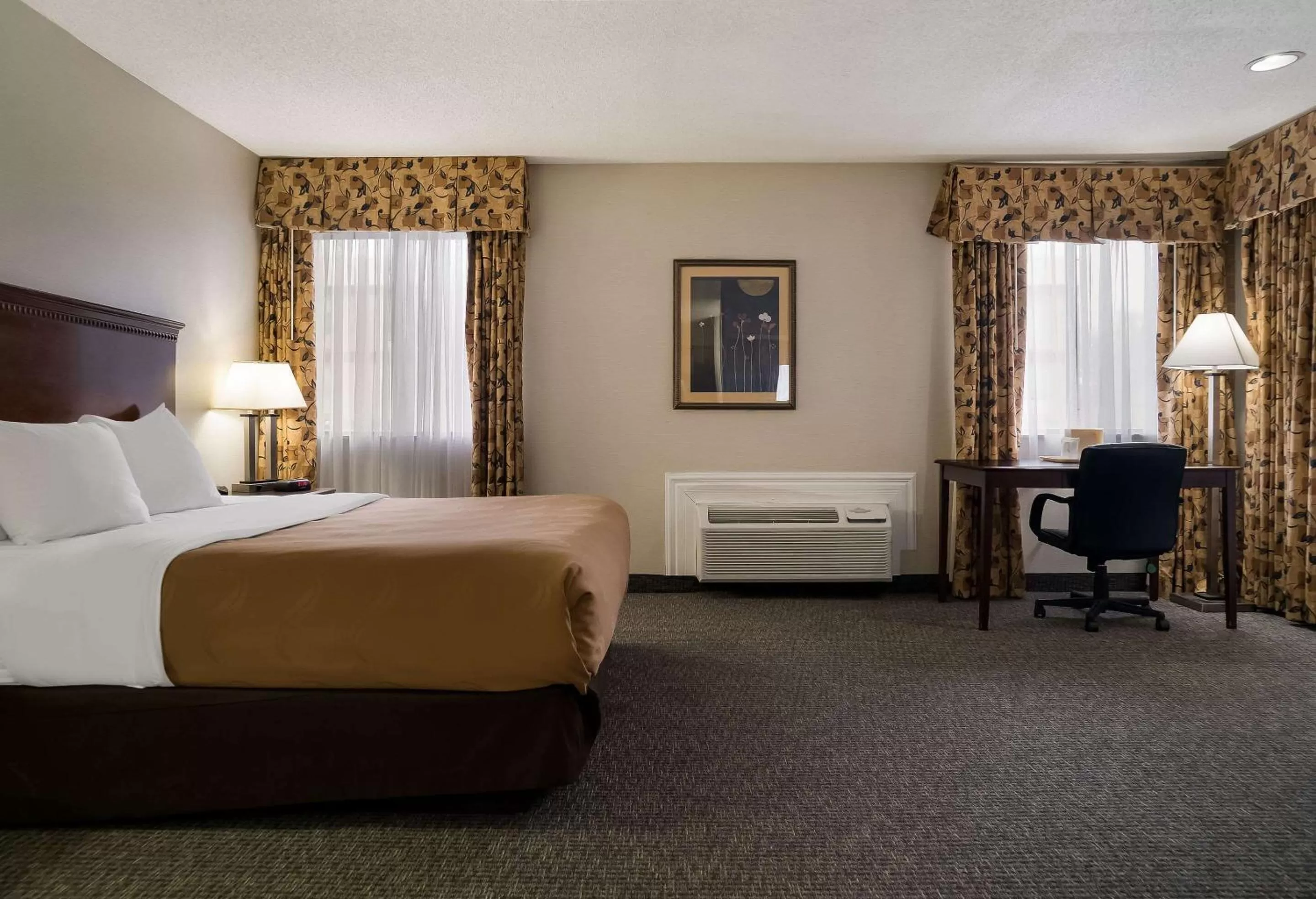 Bedroom, Bed in Quality Inn Grand Blanc - Flint South