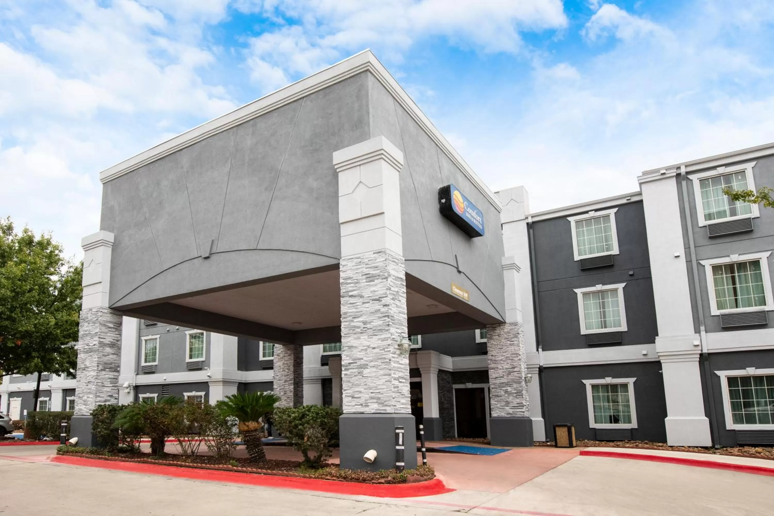 Property building in Comfort Inn & Suites Near Medical Center