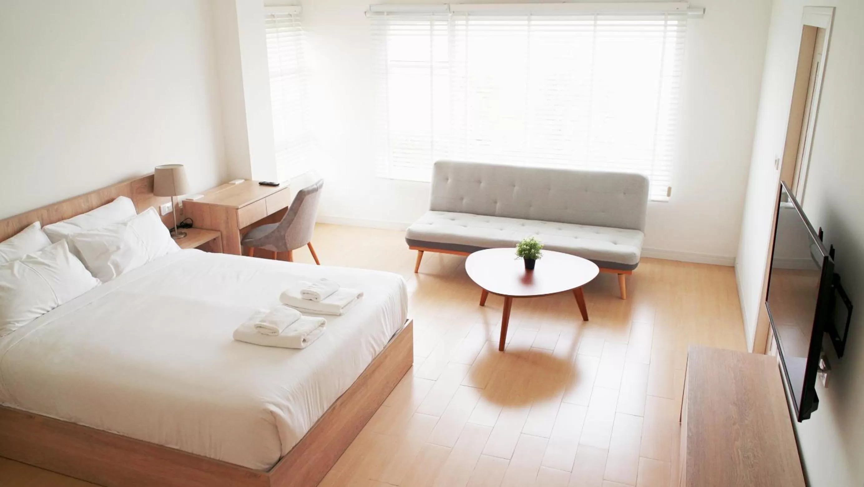 Photo of the whole room, Bed in The White Garden Premier Saraburi