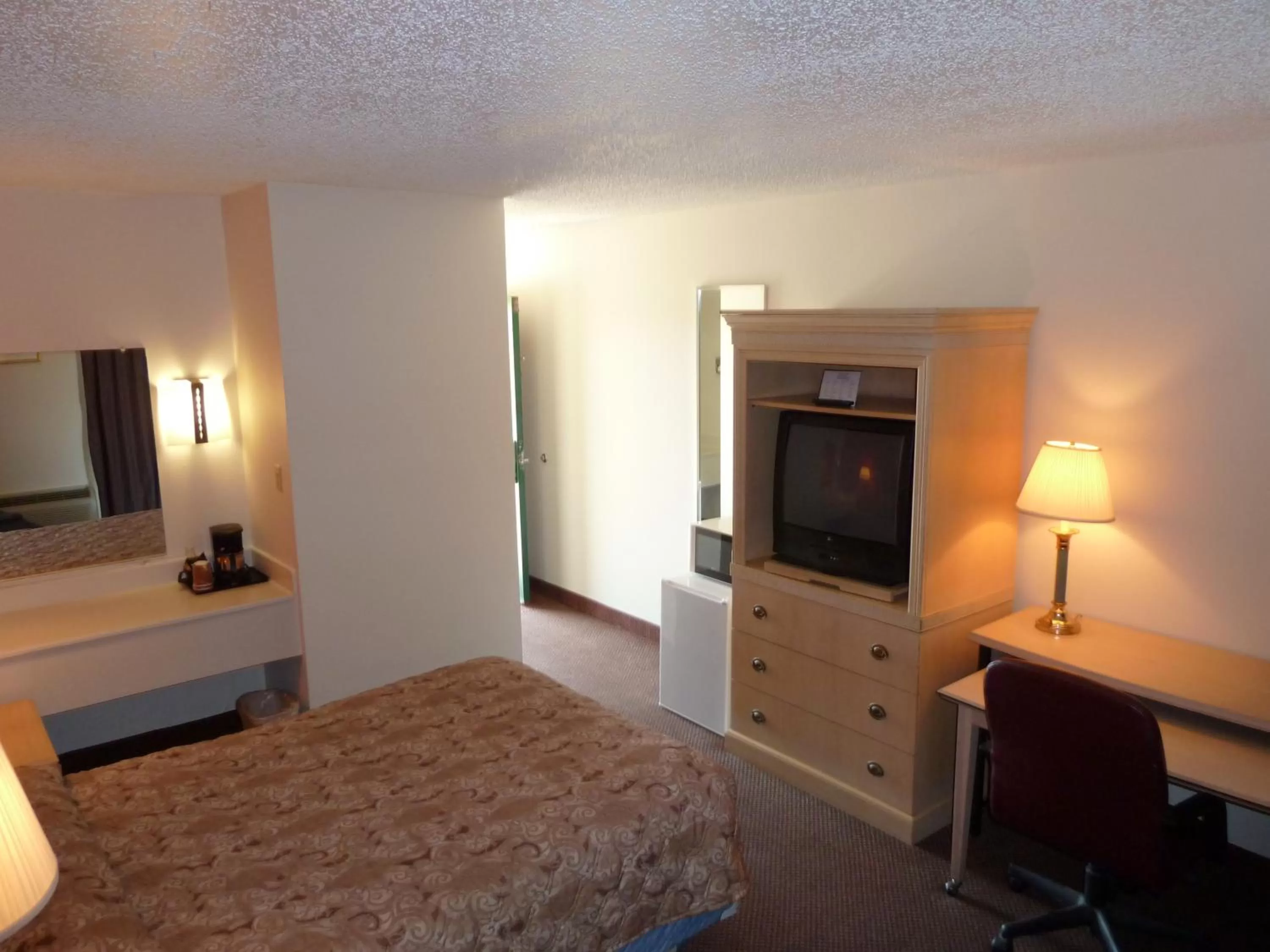 Bed in Canterbury Inn & Suites