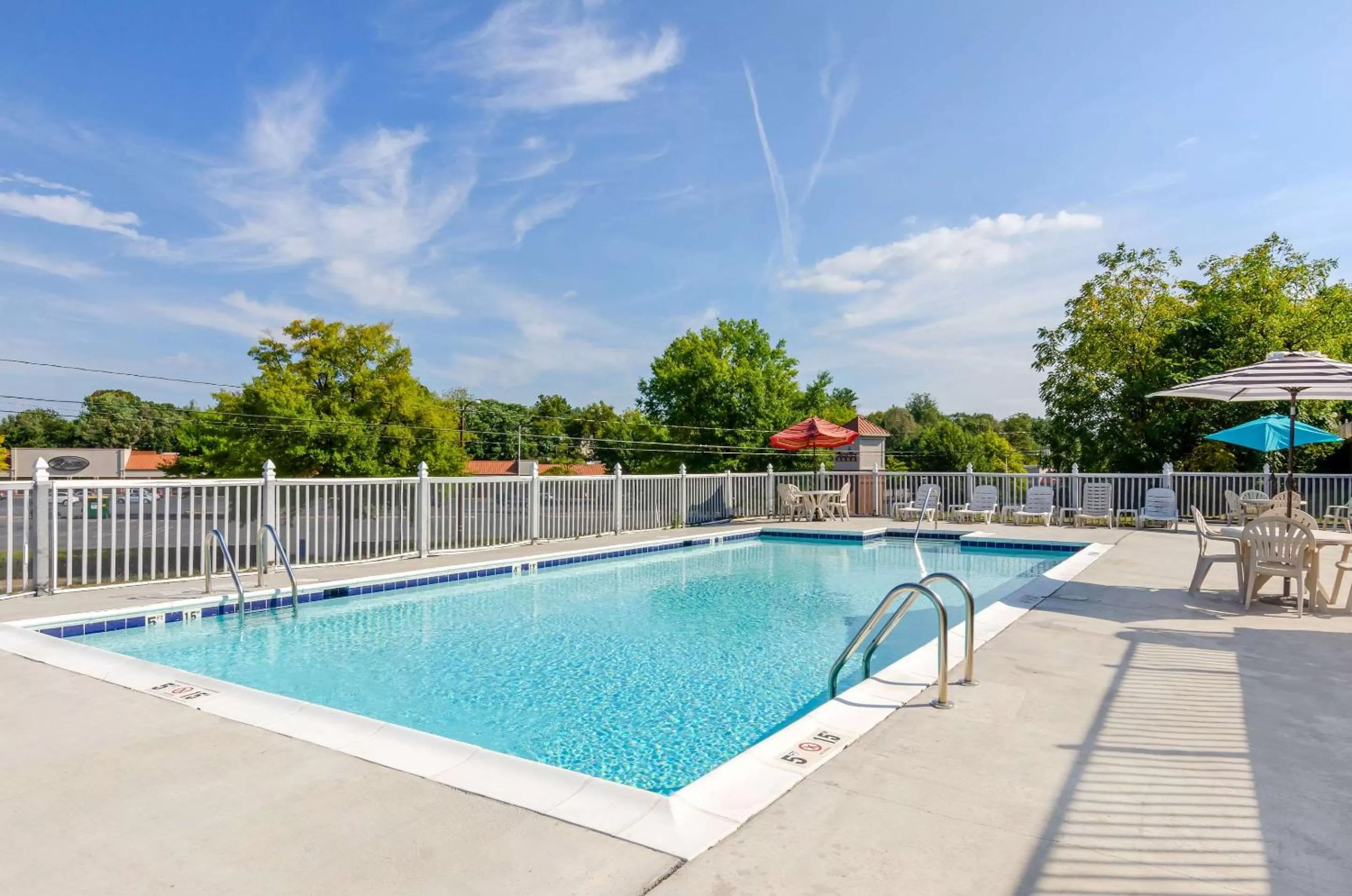 Swimming pool in Quality Inn Waynesboro - Skyline Drive