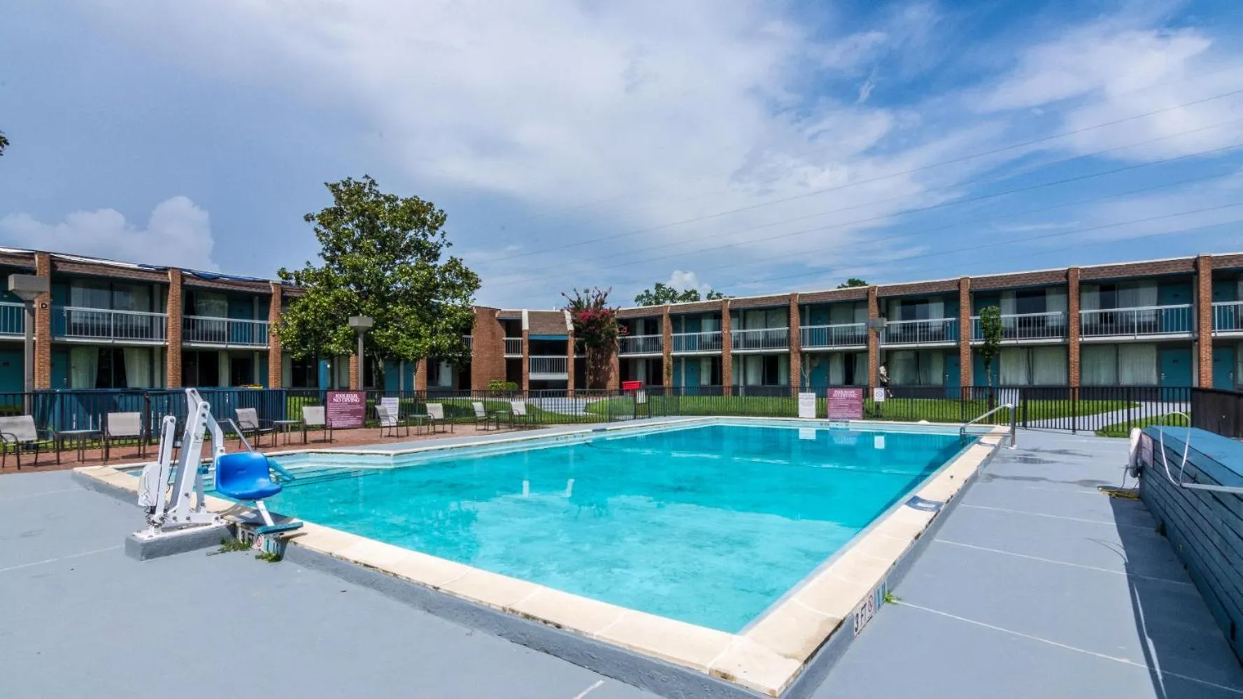 Swimming pool in Rest and Relax Inn