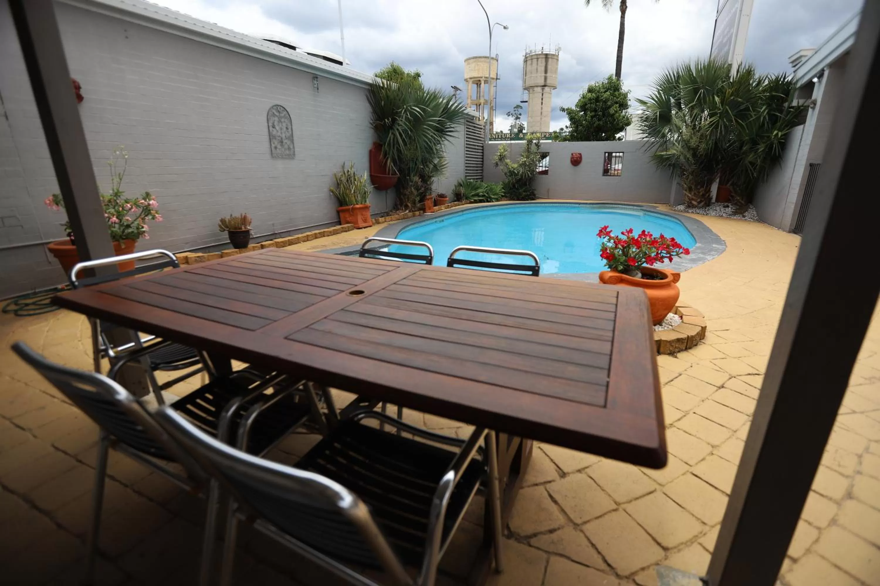 Swimming pool in The Town House Motor Inn